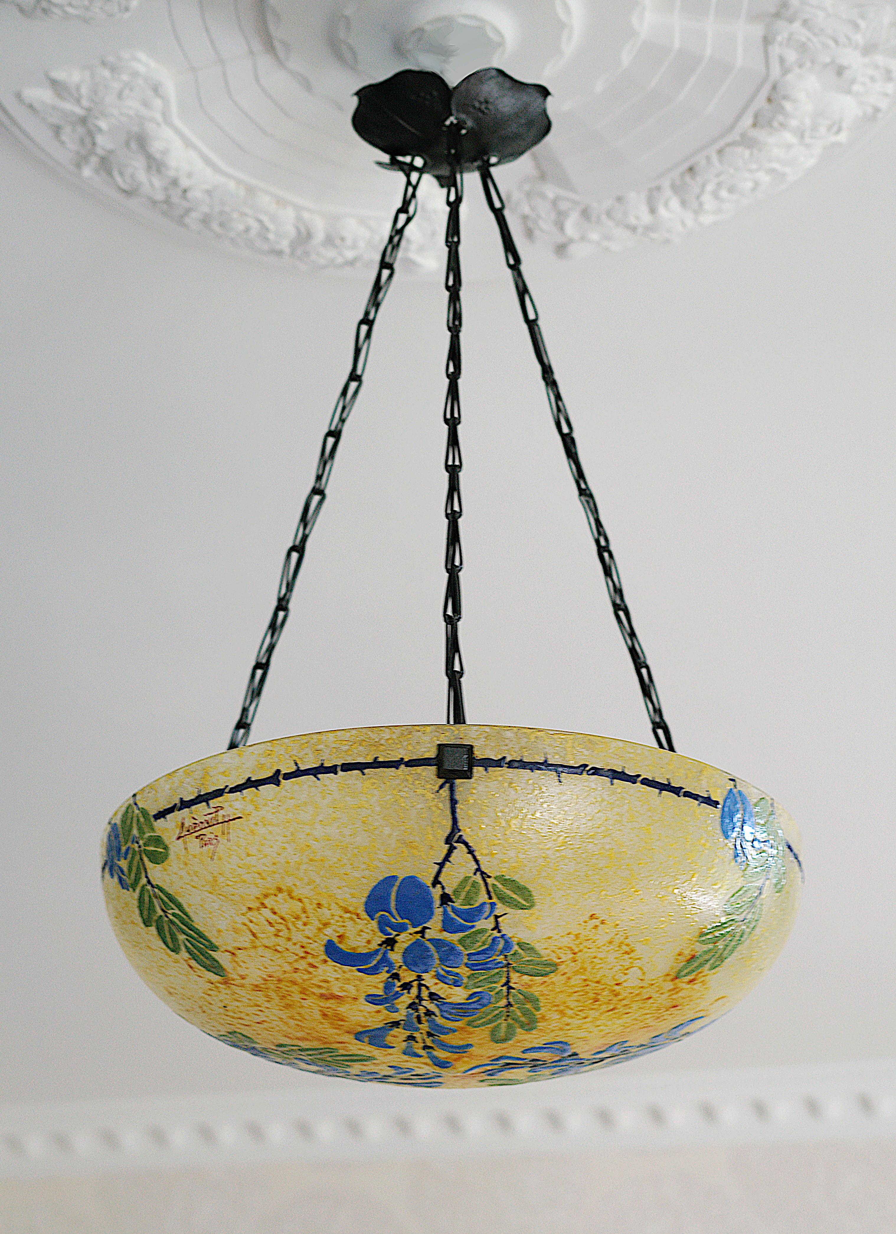 Inizio XX secolo Henri Quenvil Raro lampadario a sospensione smaltato Art Deco, 1920 in vendita