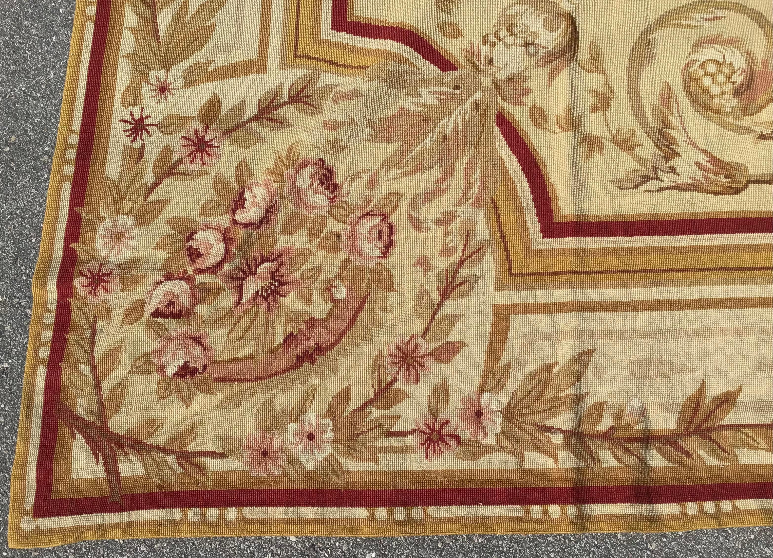 20ième siècle Grand tapis français à l'aiguille d'Aubusson de style Henri Samuel en vente