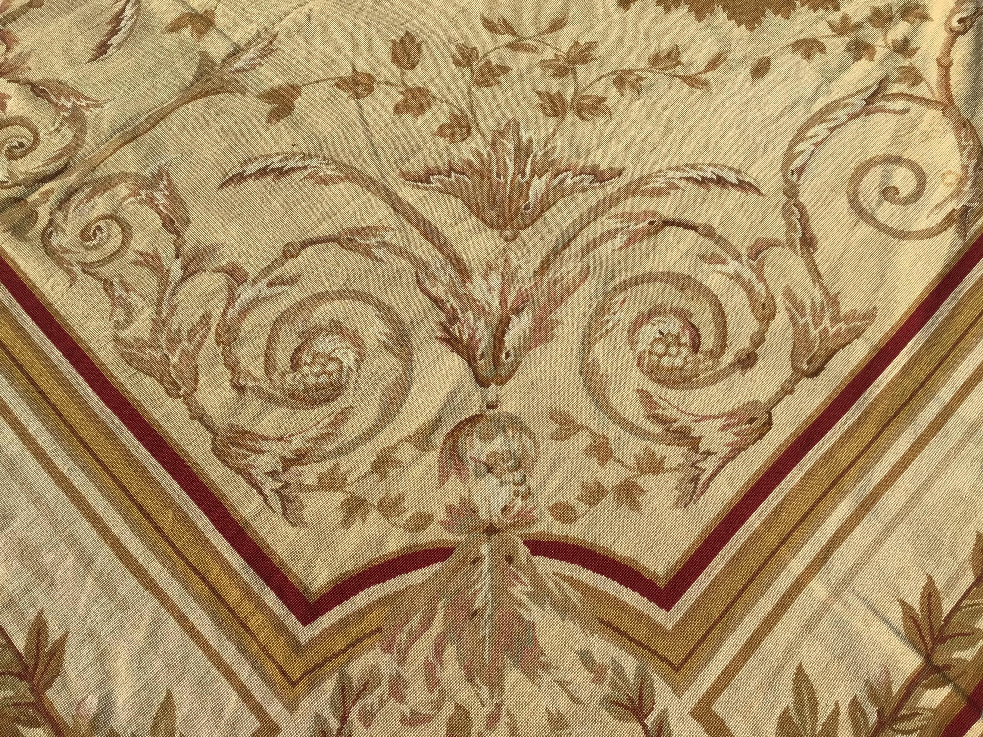 Grand tapis français à l'aiguille d'Aubusson de style Henri Samuel en vente 1