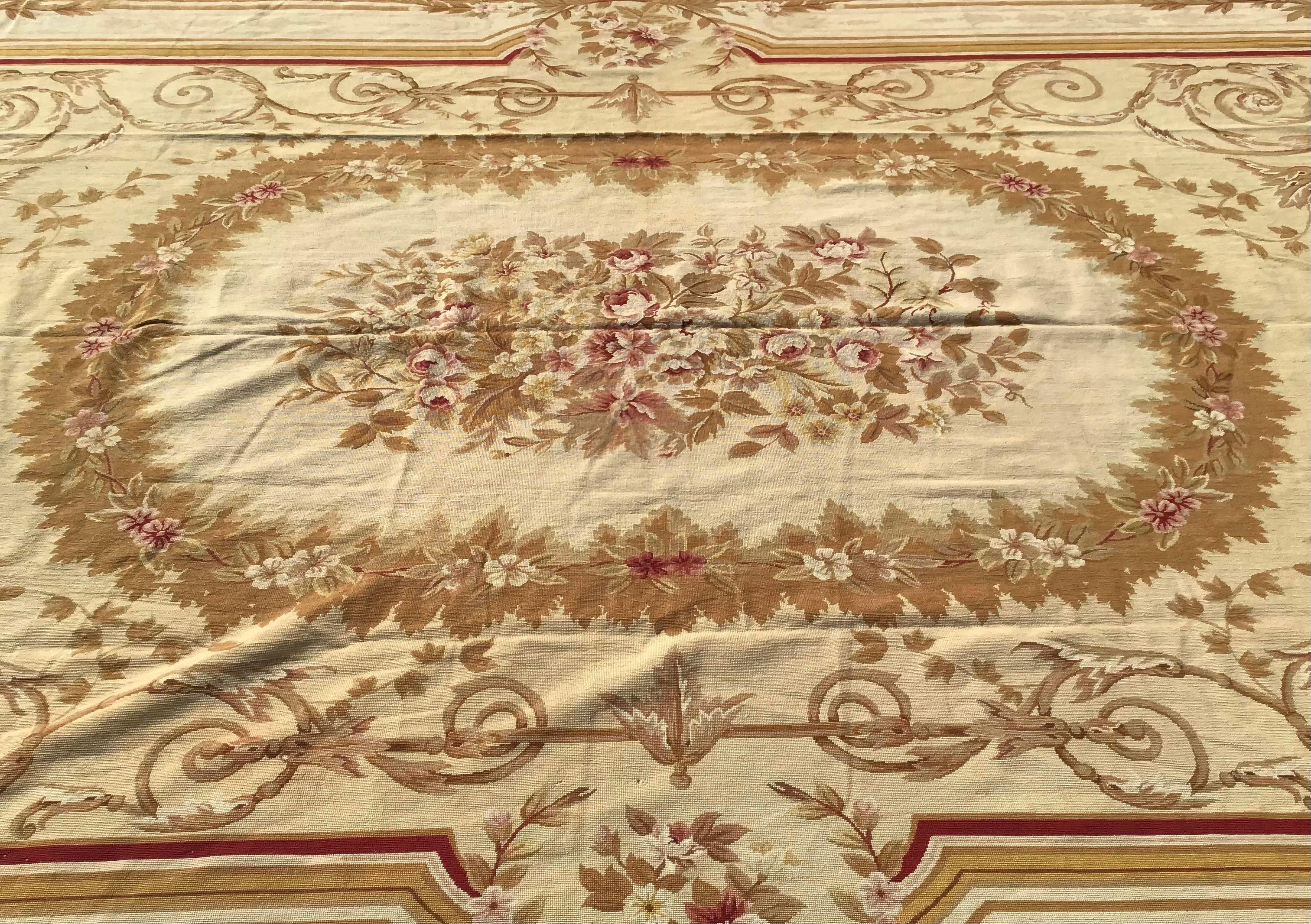 Grand tapis français à l'aiguille d'Aubusson de style Henri Samuel en vente 2