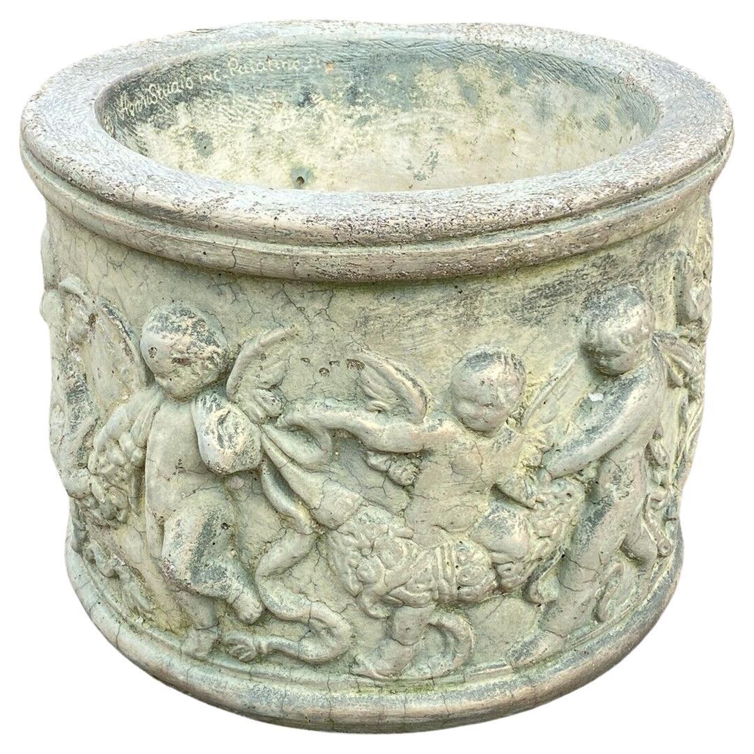 Petit pot de jardin classique rond en béton avec chérubin de 11 pouces Henri Studio