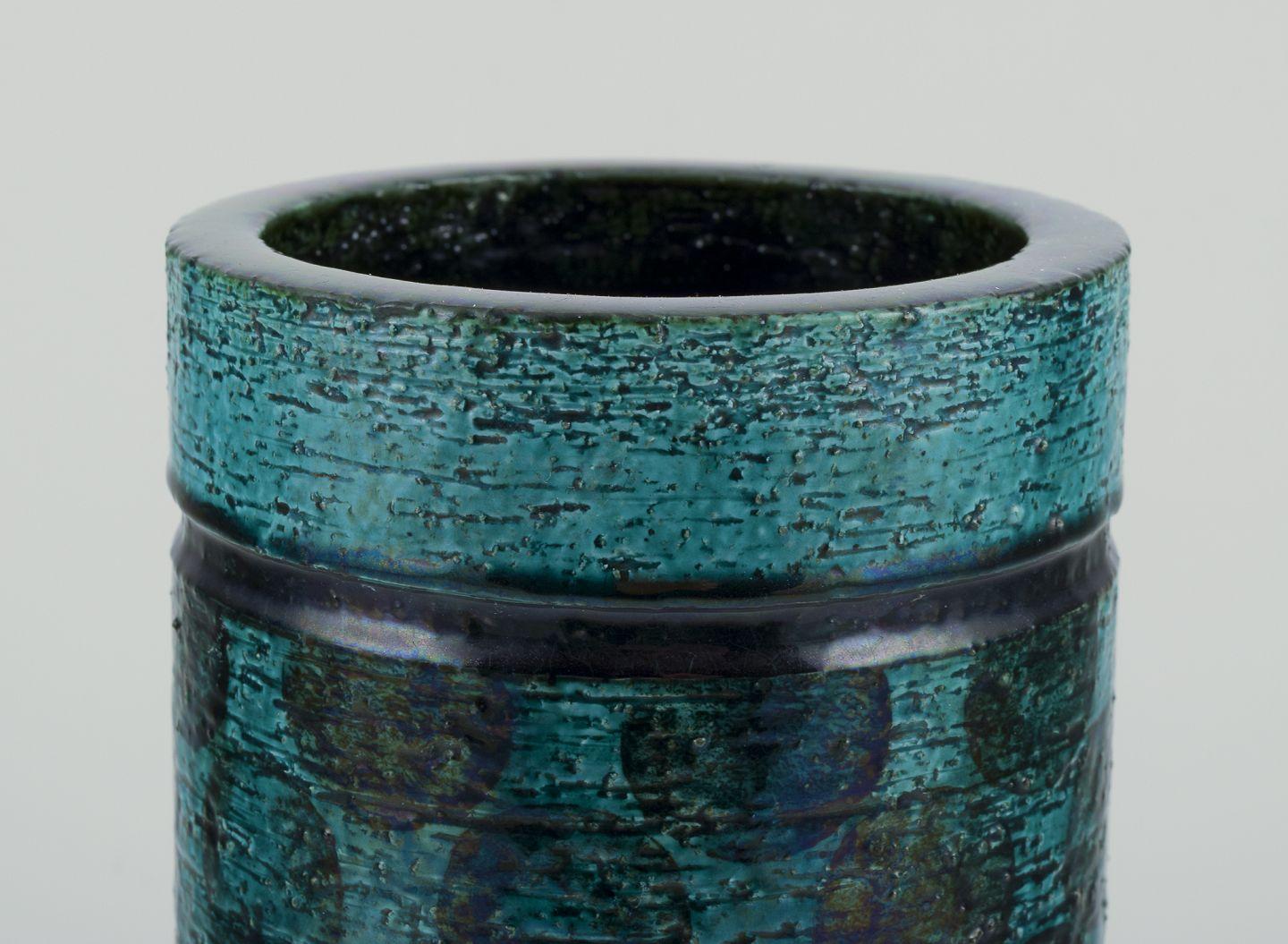 I prodotti usati sono esenti da dazi all'importazione per i clienti statunitensi. 
Pertanto, al tuo acquisto non saranno applicate tariffe di importazione.

Henrik Allert per Rörstrand, Svezia.
Vaso unico in ceramica in stile modernista.
Smalto nero