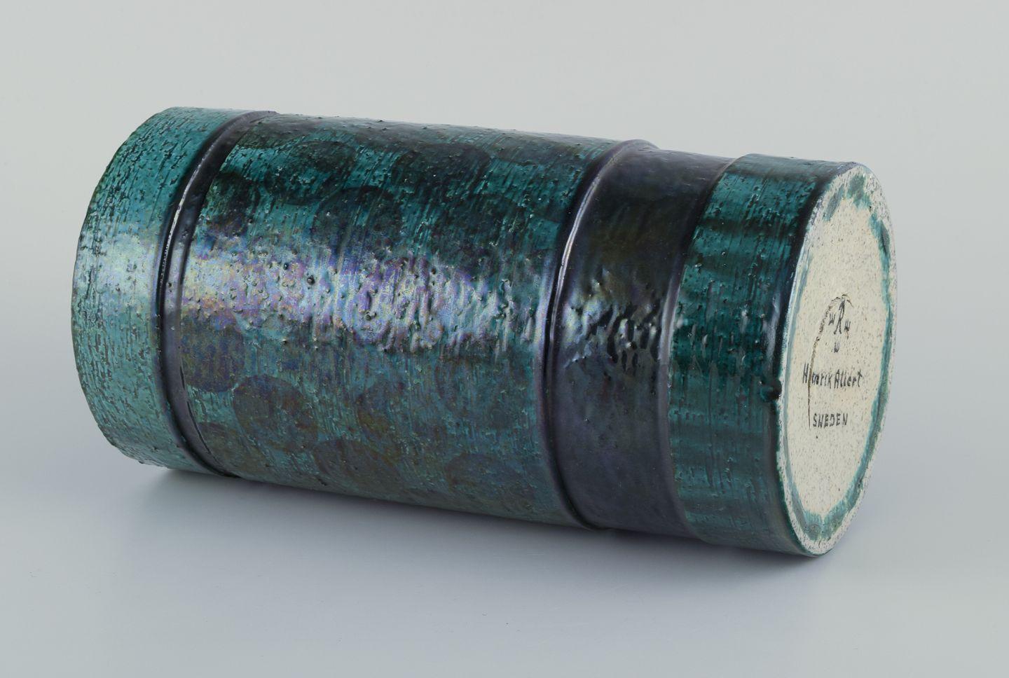 Italiano Henrik Allert per Rörstrand, Svezia. Vaso unico in ceramica in stile modernista. in vendita