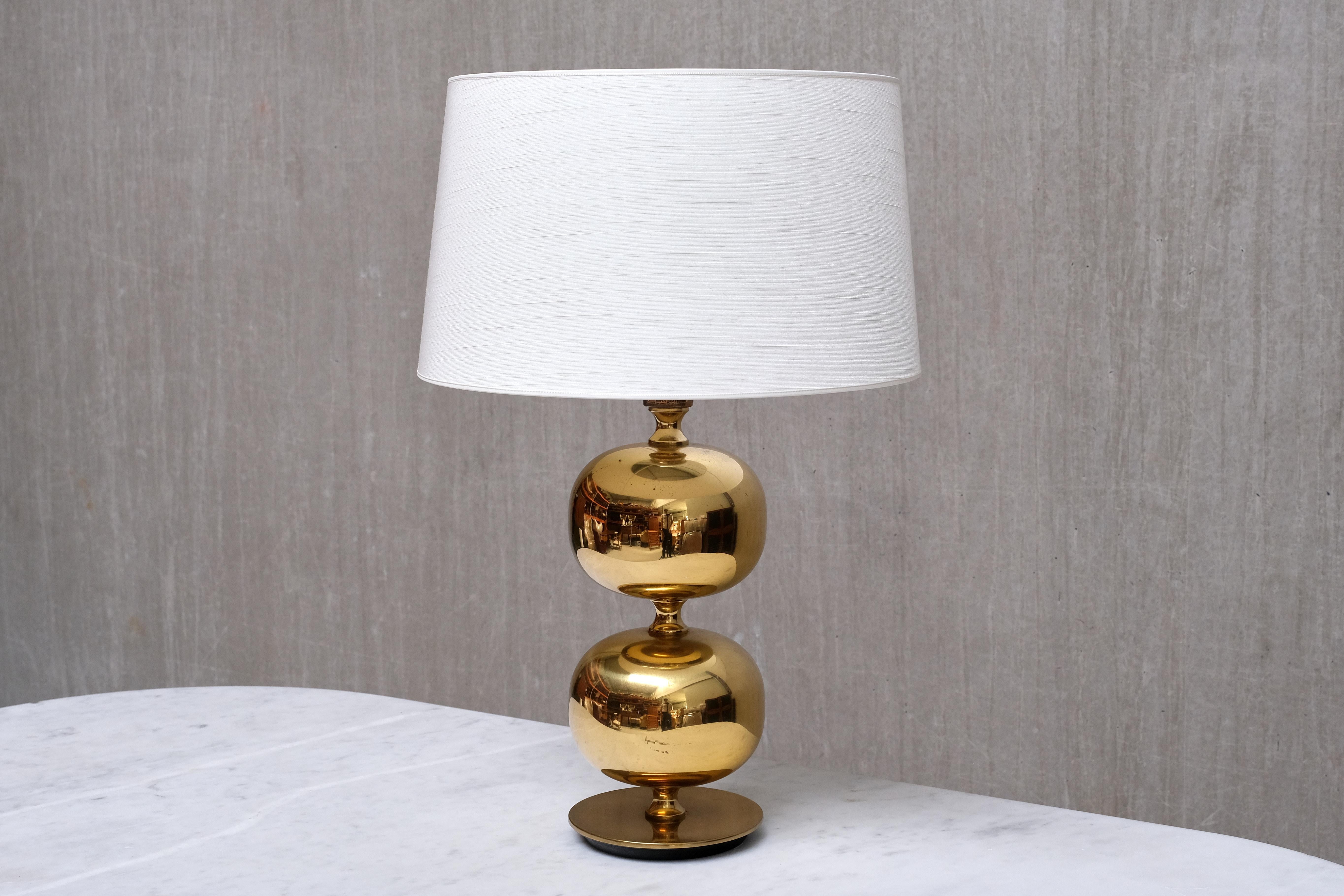 Cette lampe de table remarquable a été conçue par Henrik Blomqvist et produite par le fabricant suédois Stilarmatur Tranås dans les années 1960. La lampe porte le Label du fabricant sur le raccord de l'ampoule et est estampillée 