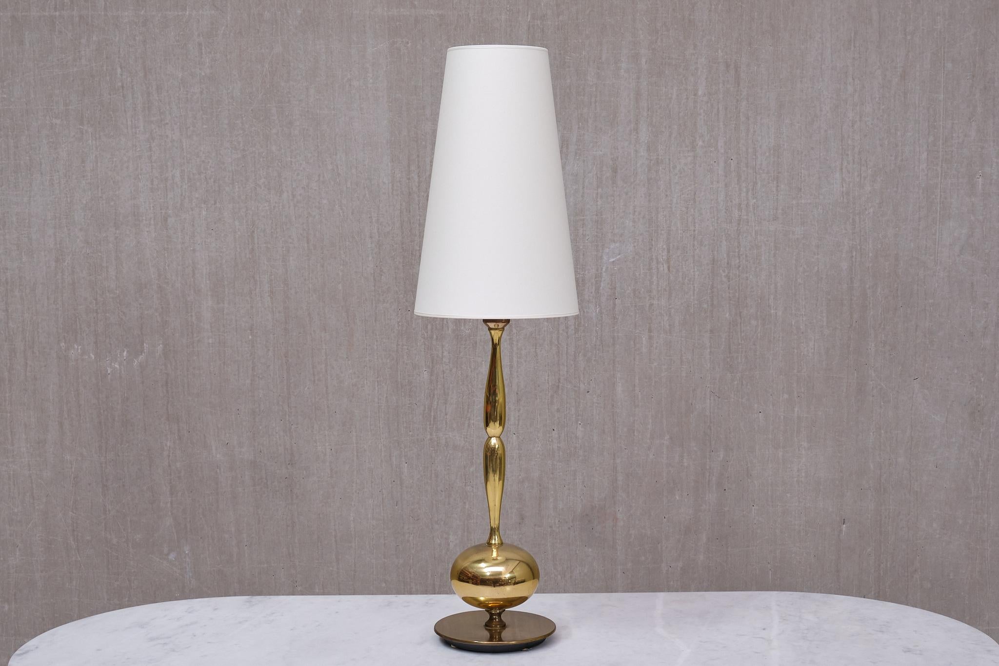 Questa straordinaria lampada da tavolo alta è stata disegnata da Henrik Blomqvist e prodotta dal produttore svedese Stilarmatur Tranås negli anni Sessanta. La lampada è contrassegnata dall'etichetta del produttore sull'attacco.  

La base è