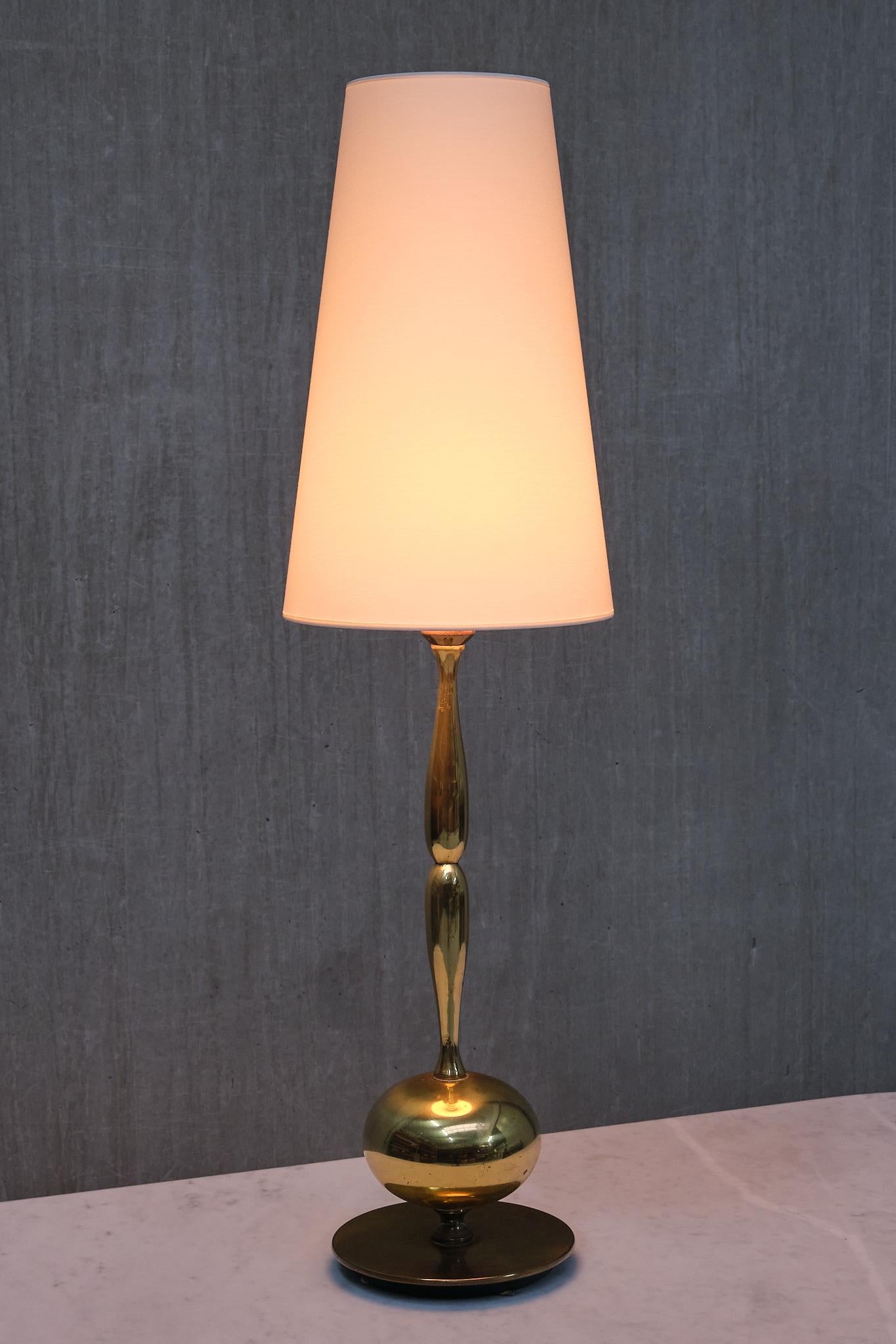 Metà XX secolo Lampada da tavolo alta in ottone di Henrik Blomqvist, Stilarmatur Tranås, Svezia, anni '60 in vendita