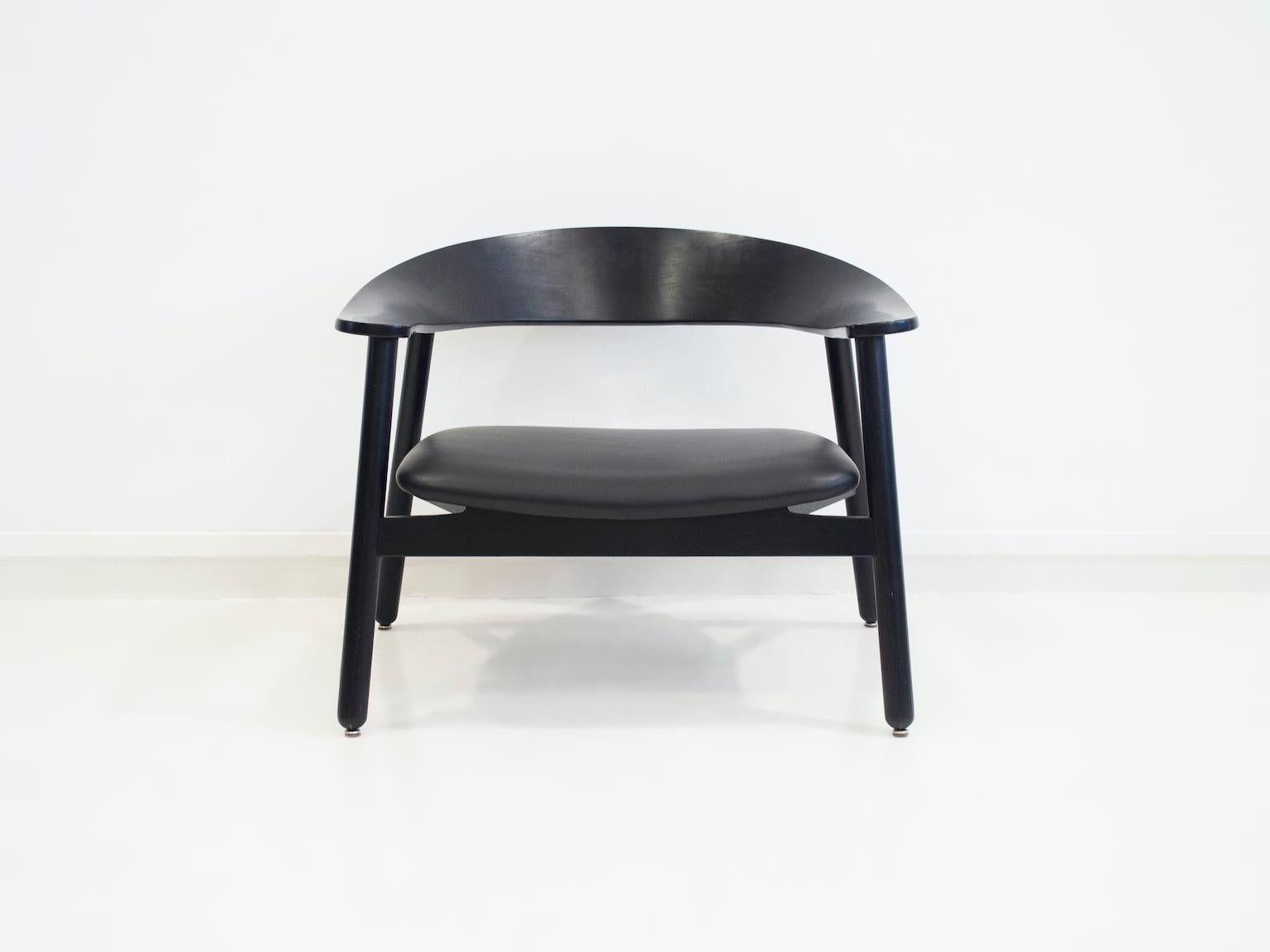 Loungesessel, Modell 102, entworfen von Henrik Bønnelycke und hergestellt aus dampfgebogener, schwarz gebeizter Eiche. Der Sitz ist mit schwarzem Leder bezogen. Weiche Linien, bequemer runder Rücken und Armlehnen.