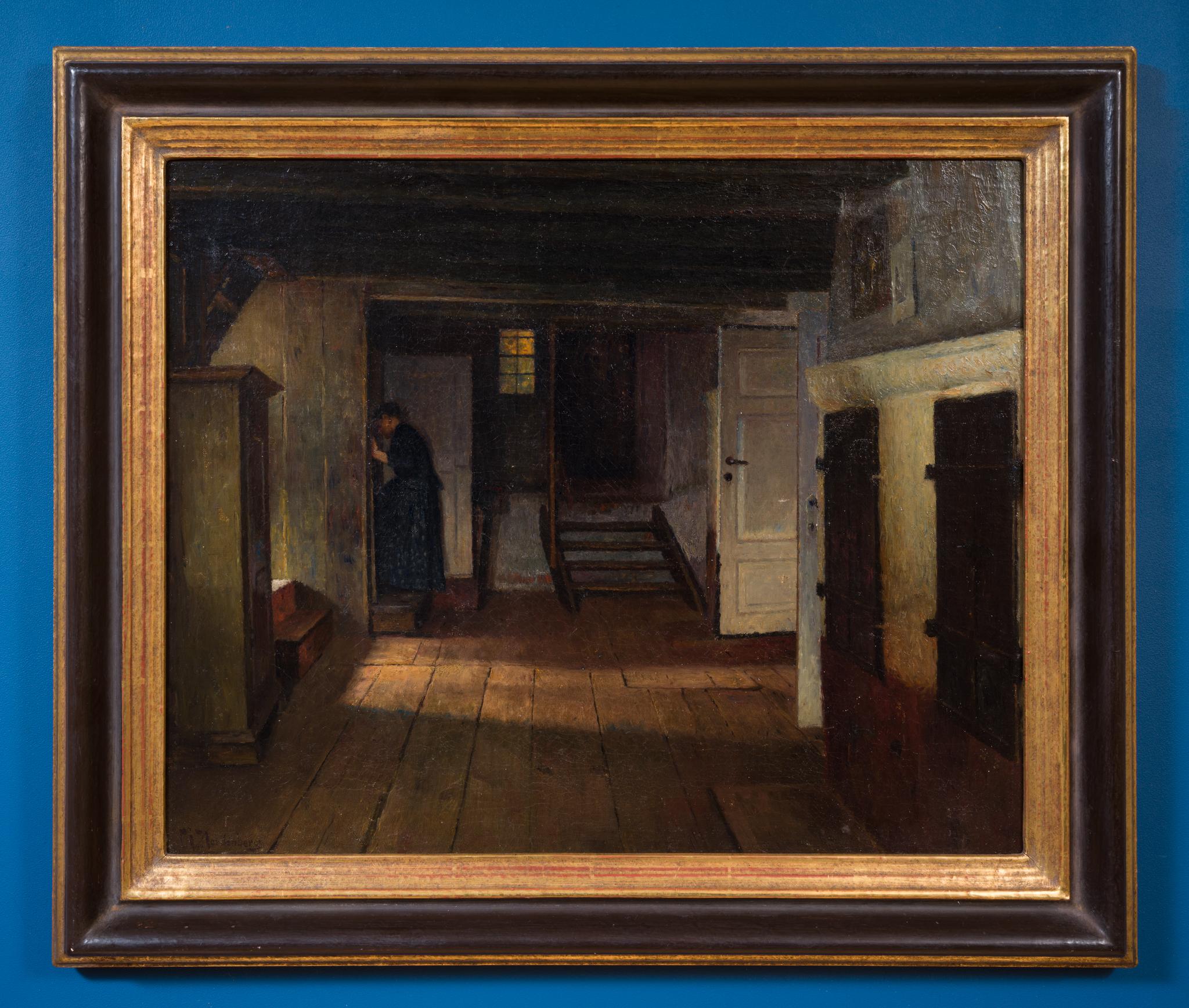 Questo dipinto intimo cattura un tranquillo interno domestico immerso in una luce fioca e lambente. Sullo sfondo, una donna sola in abito blu si trova ai piedi di una scala, in procinto di salire; la sua figura è parzialmente in ombra, ma il