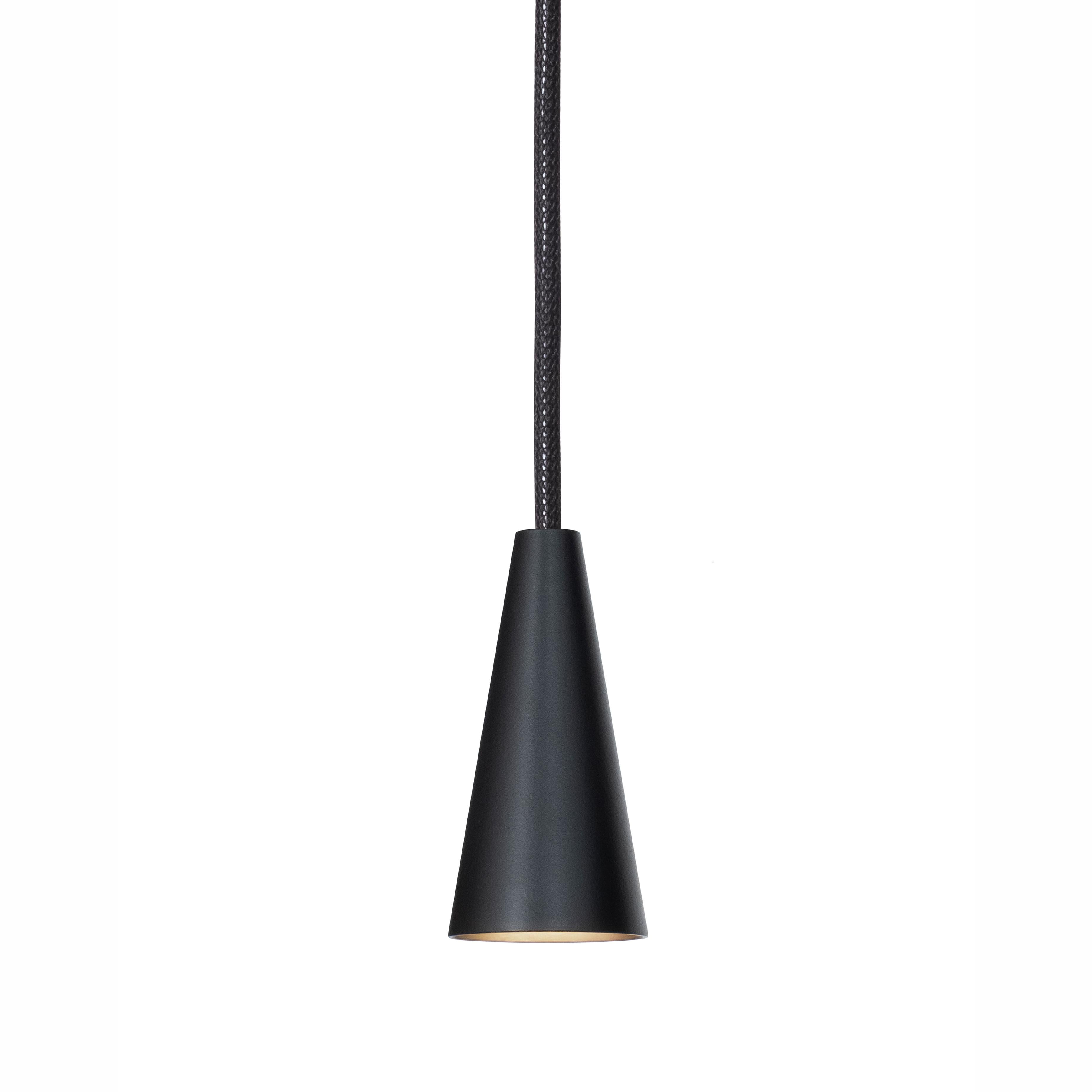Plafonnier modèle 3491-8 Massiv Black EDT par Henrik Tengler et fabriqué par Konsthantverk.

La production de lampes, d'appliques et de lampadaires est réalisée de manière artisanale avec les mêmes matériaux et techniques que les premiers