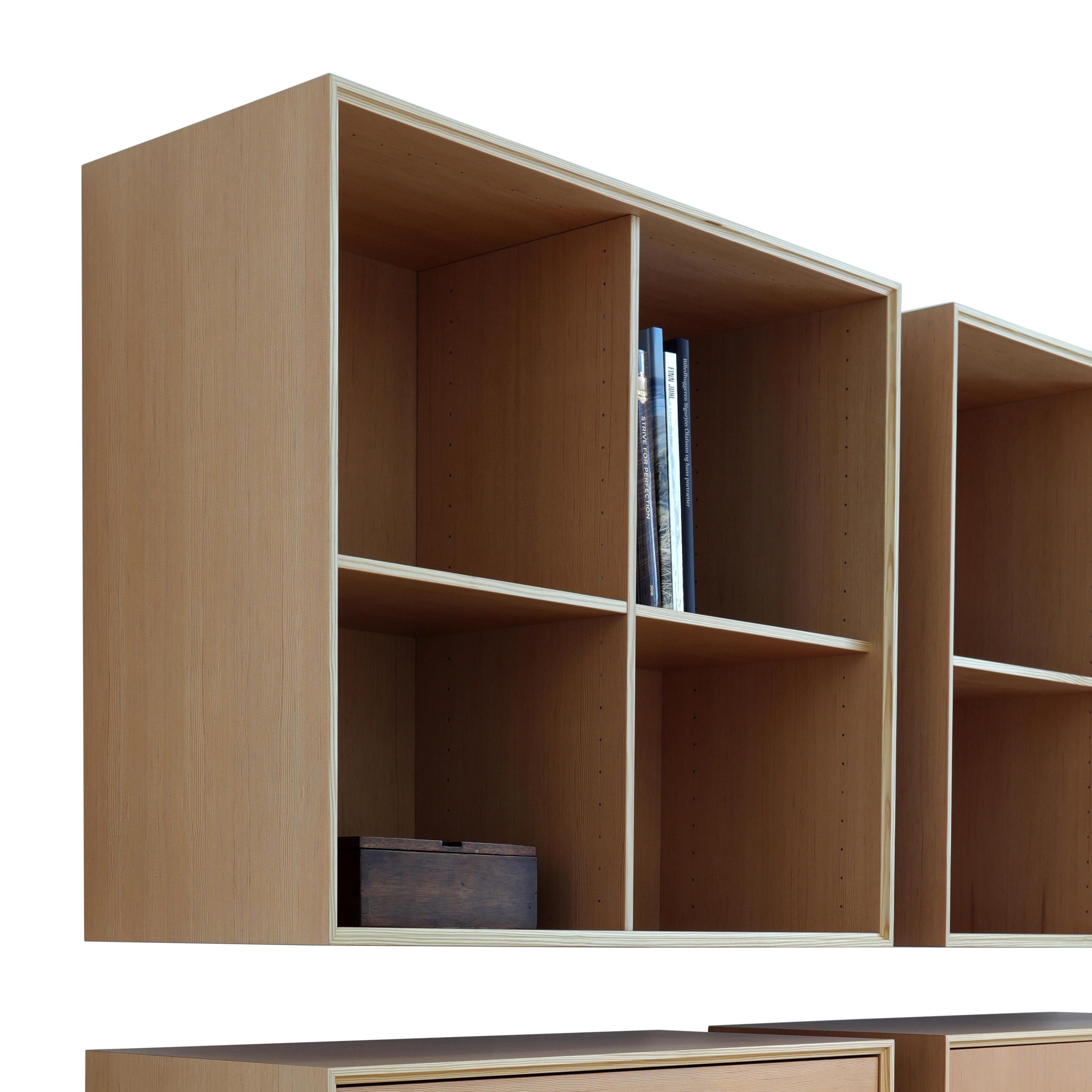 Das Bücherregal Classic wurde 2017 von Henrik Tengler entworfen und ist ein exklusives System mit unendlichen Möglichkeiten. Das System bietet elegante und flexible Aufbewahrungslösungen für den privaten Haushalt oder das Büro. Wählen Sie Ihr