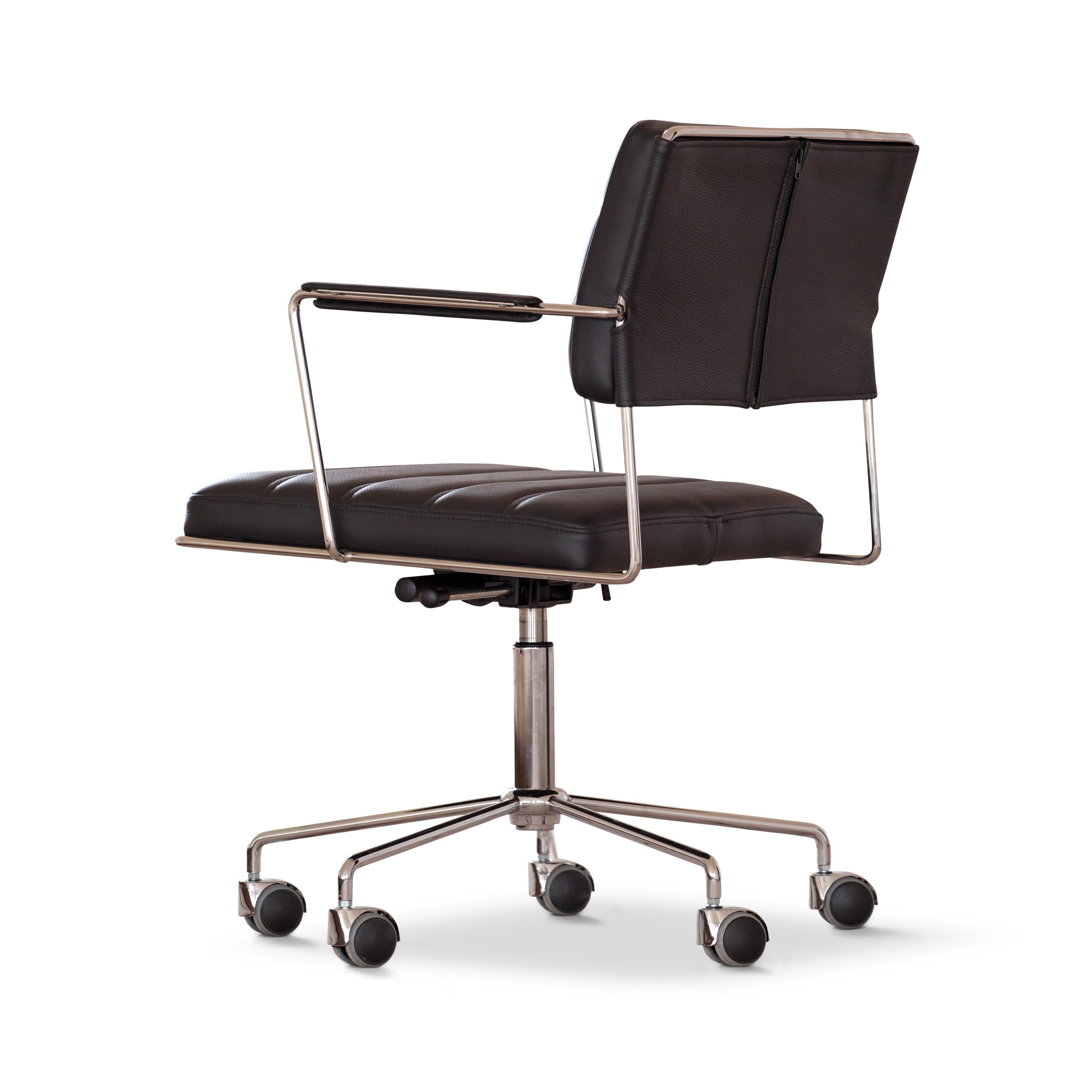 Der tme Stuhl ist ein dynamischer und bequemer Konferenzstuhl, der 2012 von Henrik Tengler entworfen wurde. Der Stuhl ist absichtlich so gestaltet, dass er nicht den aktuellen Trends folgt. Stattdessen ähnelt seine Ästhetik dem kosmopolitischen