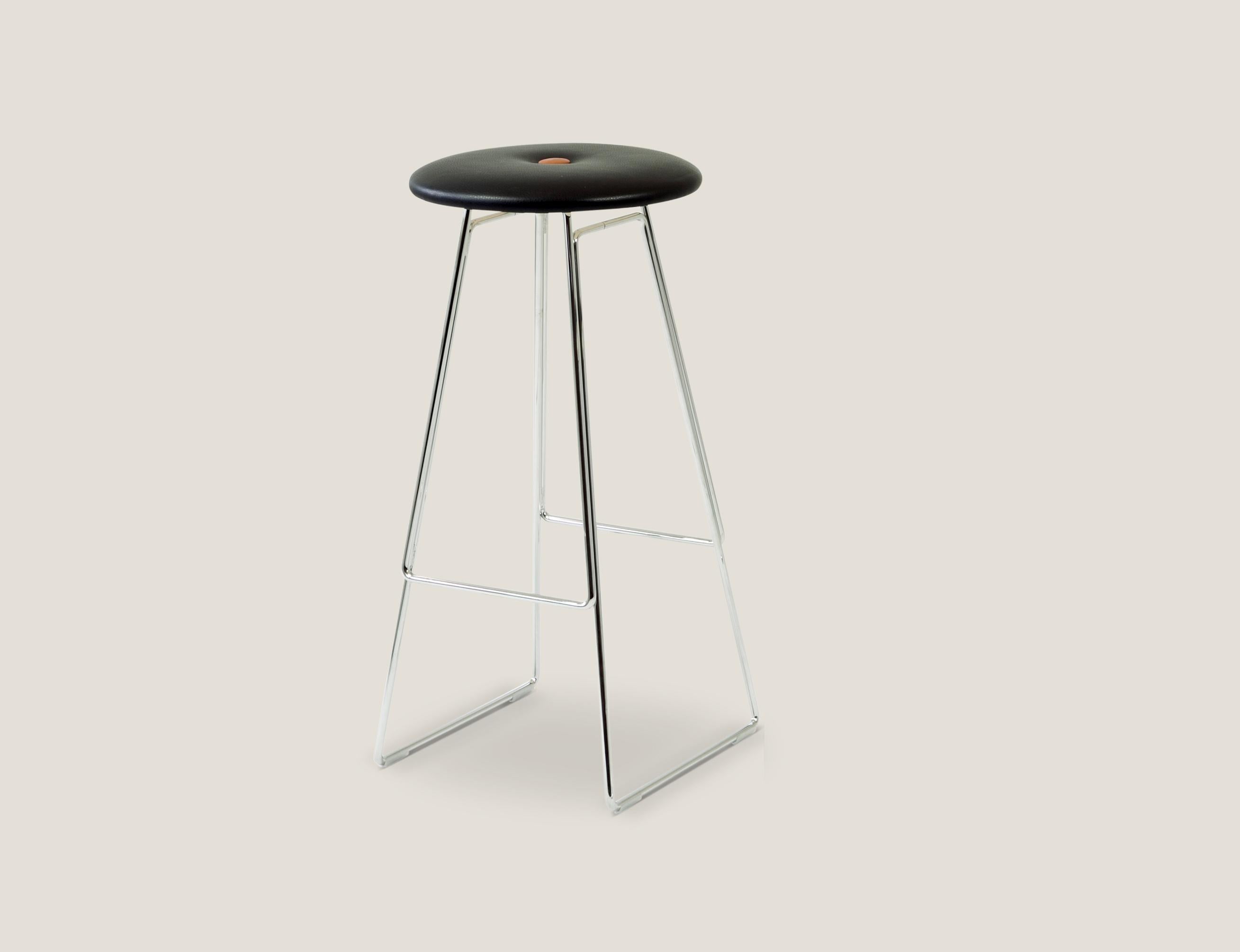 Henrik Tengler Time Tabouret de bar pour la collection On

Le tabouret de bar Time d'Henrik Tengler, conçu en 2015, allie harmonieusement un design minimaliste à une fonctionnalité polyvalente. Doté d'une structure en acier élancée et d'une assise