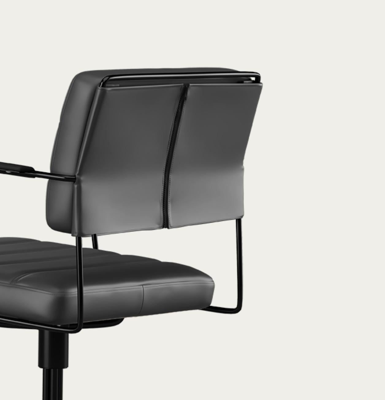 Henrik Tengler Time Chair Rahmen: Schwarz, Polsterung: Schwarz für eine Kollektion (Chrom) im Angebot