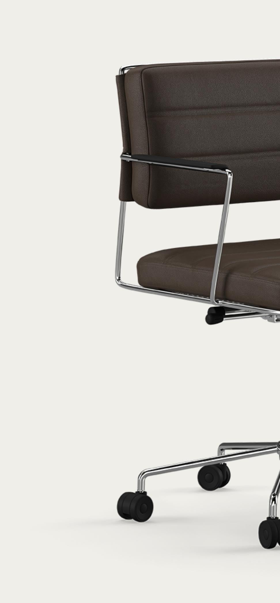 Chrome Chaise de temps Henrik Tengler : Rembourrage chromé : Prestige pour une collection unique en vente