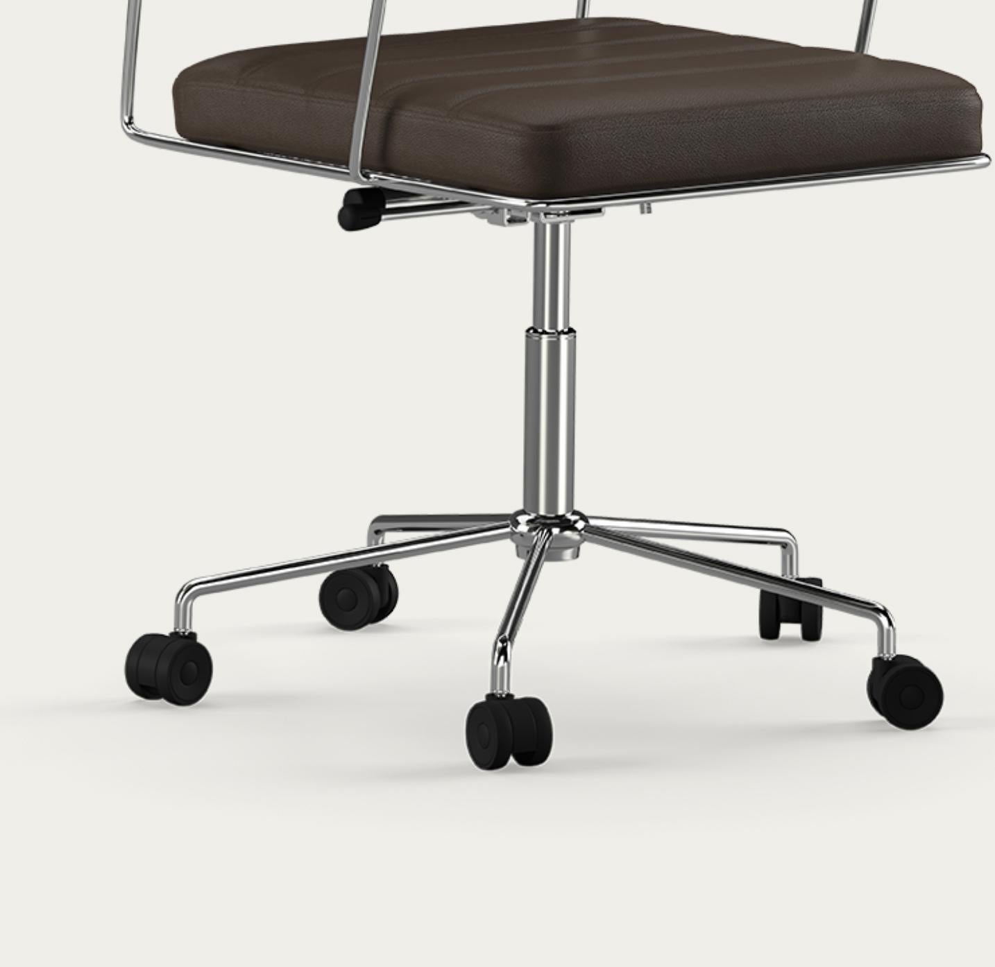 Chaise de temps Henrik Tengler : Rembourrage chromé : Prestige pour une collection unique en vente 1