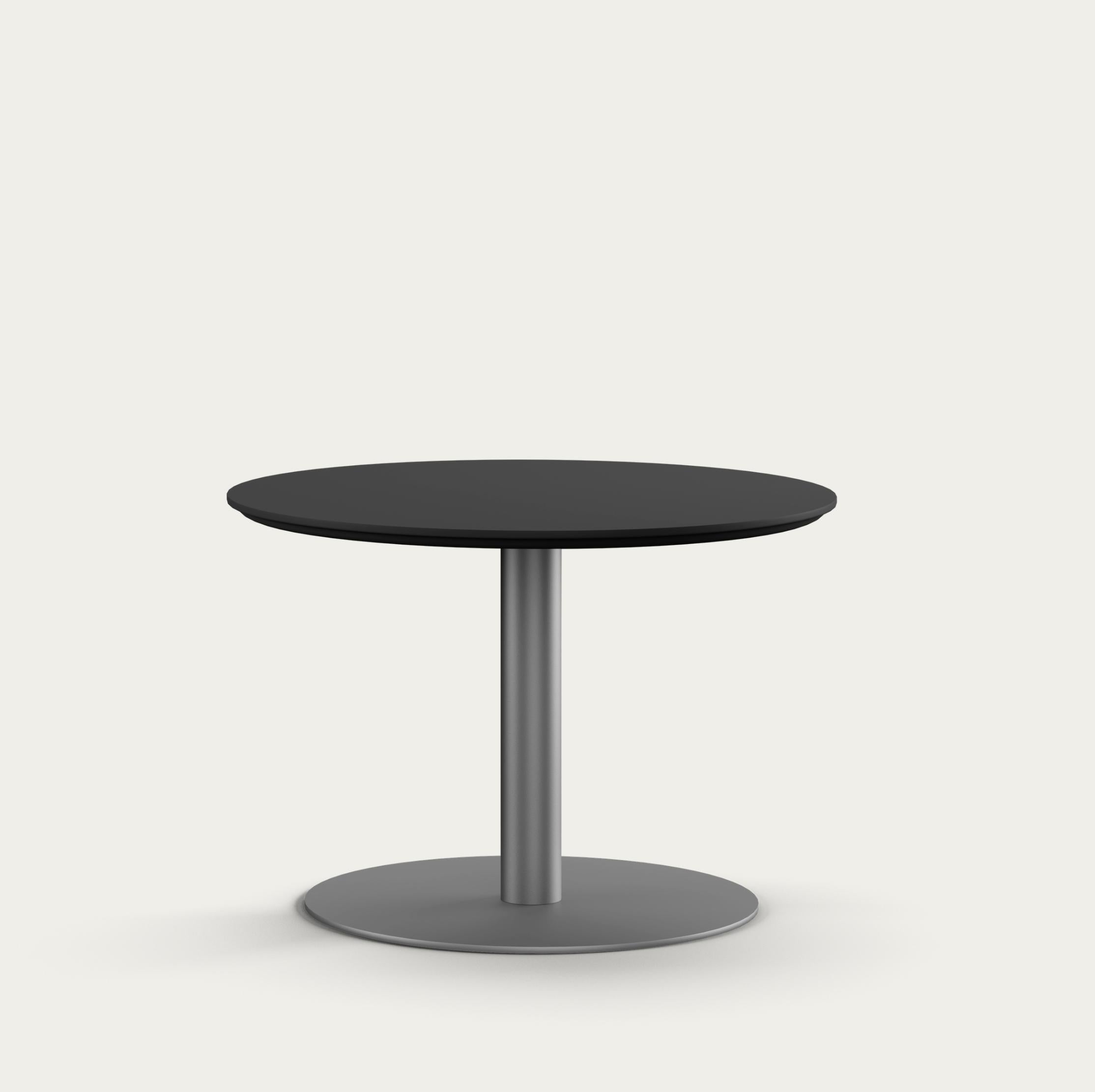 Henrik Tengler Train Coffee Table Legs : Graphite, Tableto : Stratifié Noir Pour Une Collectional 

Pièce maîtresse de la série Train Table créée en 2004 par Henrik Tengler, la Train Coffee Table illustre le mélange de polyvalence et de