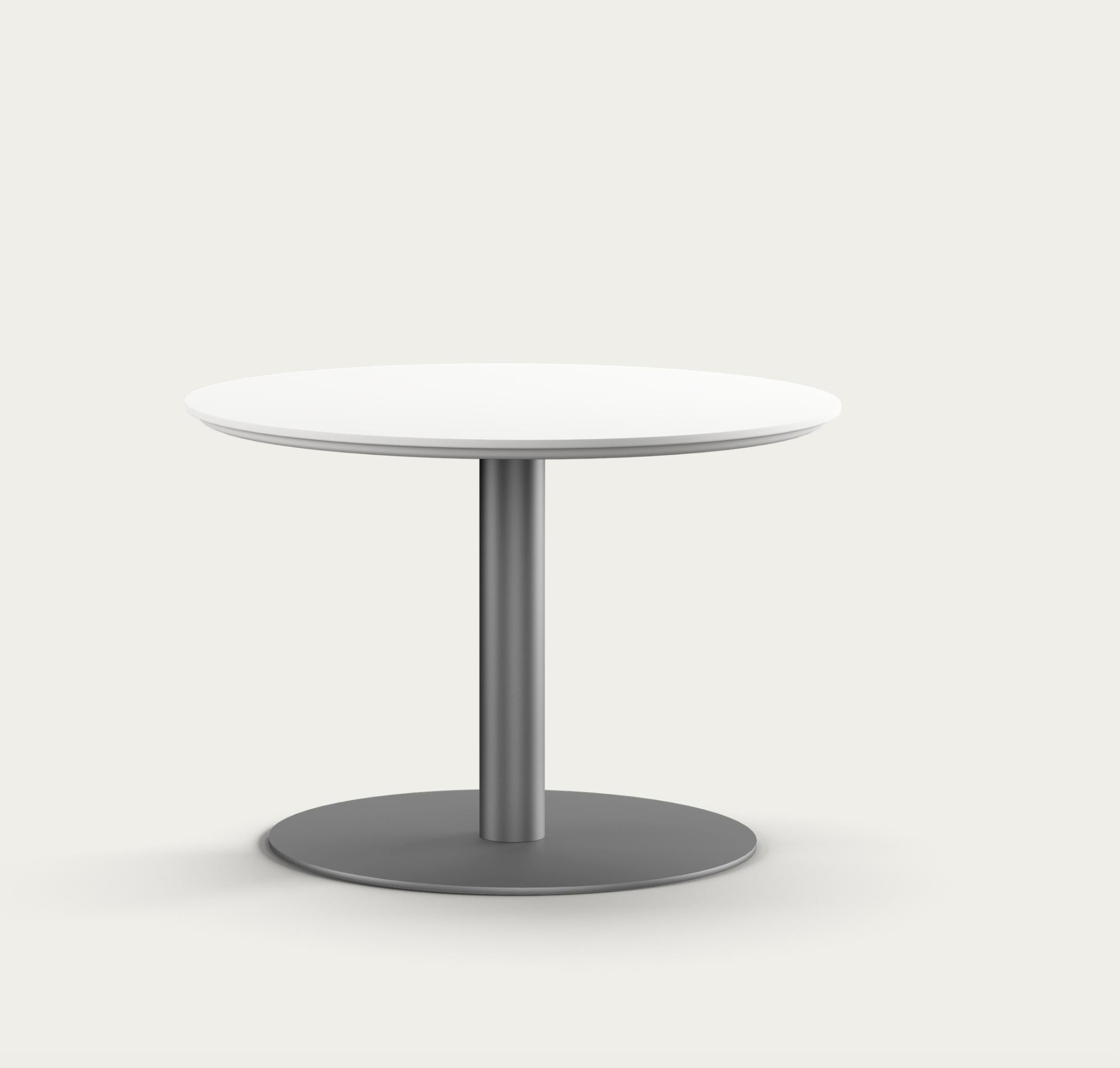 Henrik Tengler Train Coffee Table Legs : Graphite, Tableto : Laminate White For One Collectional 

Pièce maîtresse de la série Train Table créée en 2004 par Henrik Tengler, la Train Coffee Table illustre le mélange de polyvalence et de