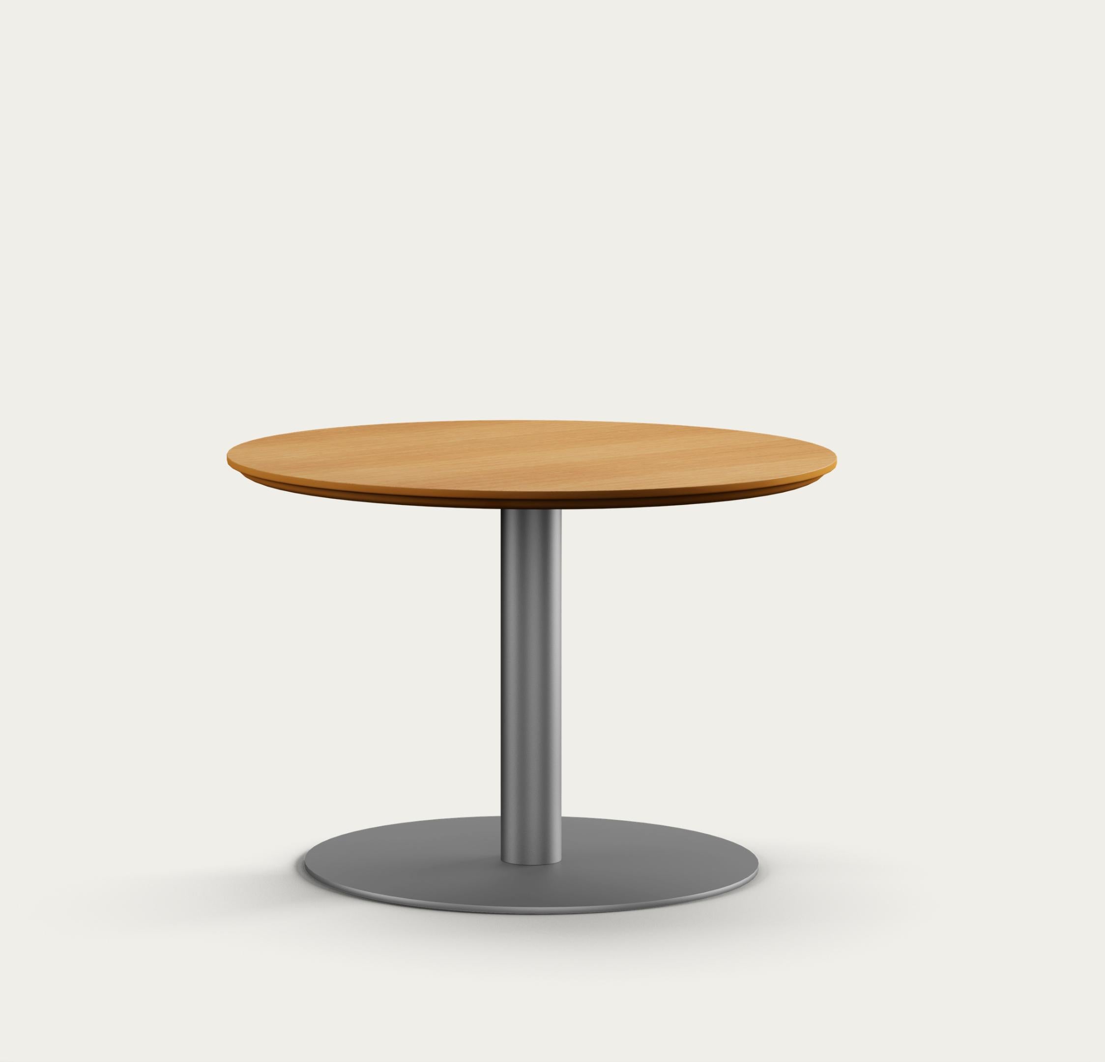 Henrik Tengler Train Coffee Table Legs : Graphite, Tableto : Chêne Clair Huile Pour Une Collectional 

Pièce maîtresse de la série Train Table créée en 2004 par Henrik Tengler, la Train Coffee Table illustre le mélange de polyvalence et de