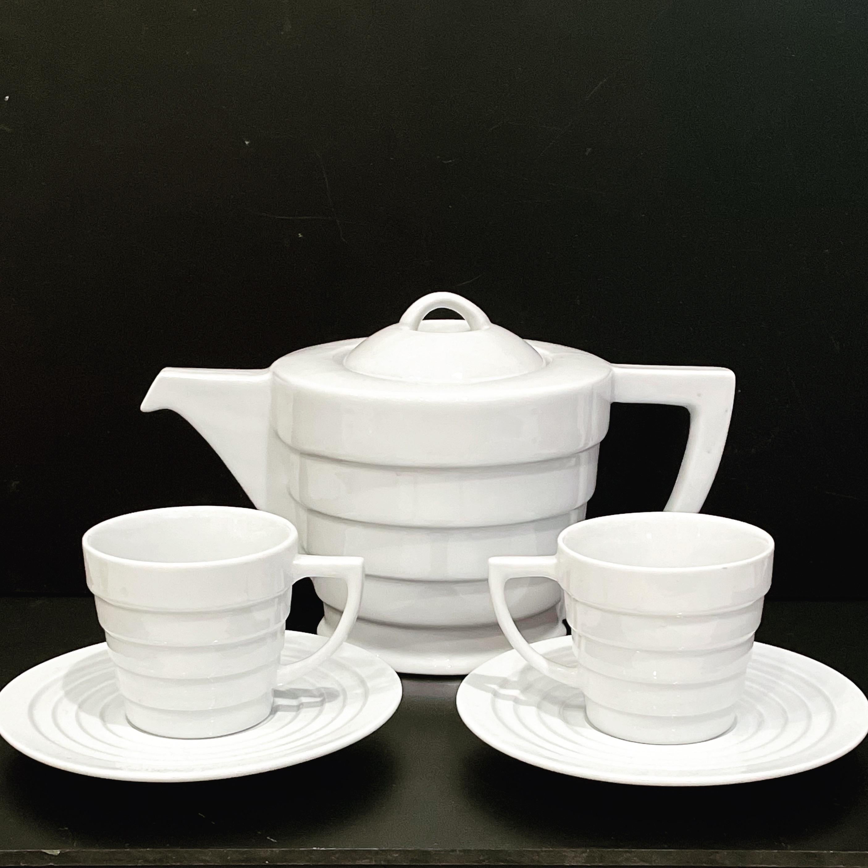 Beautiful great design and condition teapot set for 2 with 2 cups and saucers, in white porcelain excellent condition no chips or cracks.