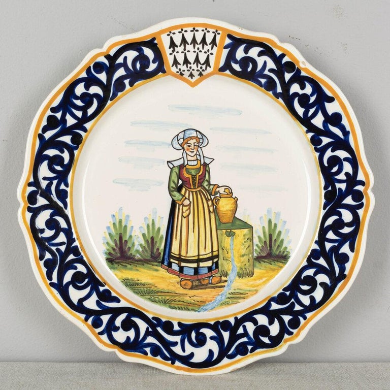 Assiette Déco ancienne à motif d'Henriot ( Fait Main ) en faïence de Assiette Déco ancienne à motif d'Henriot ( Fait Main ) en faïence de