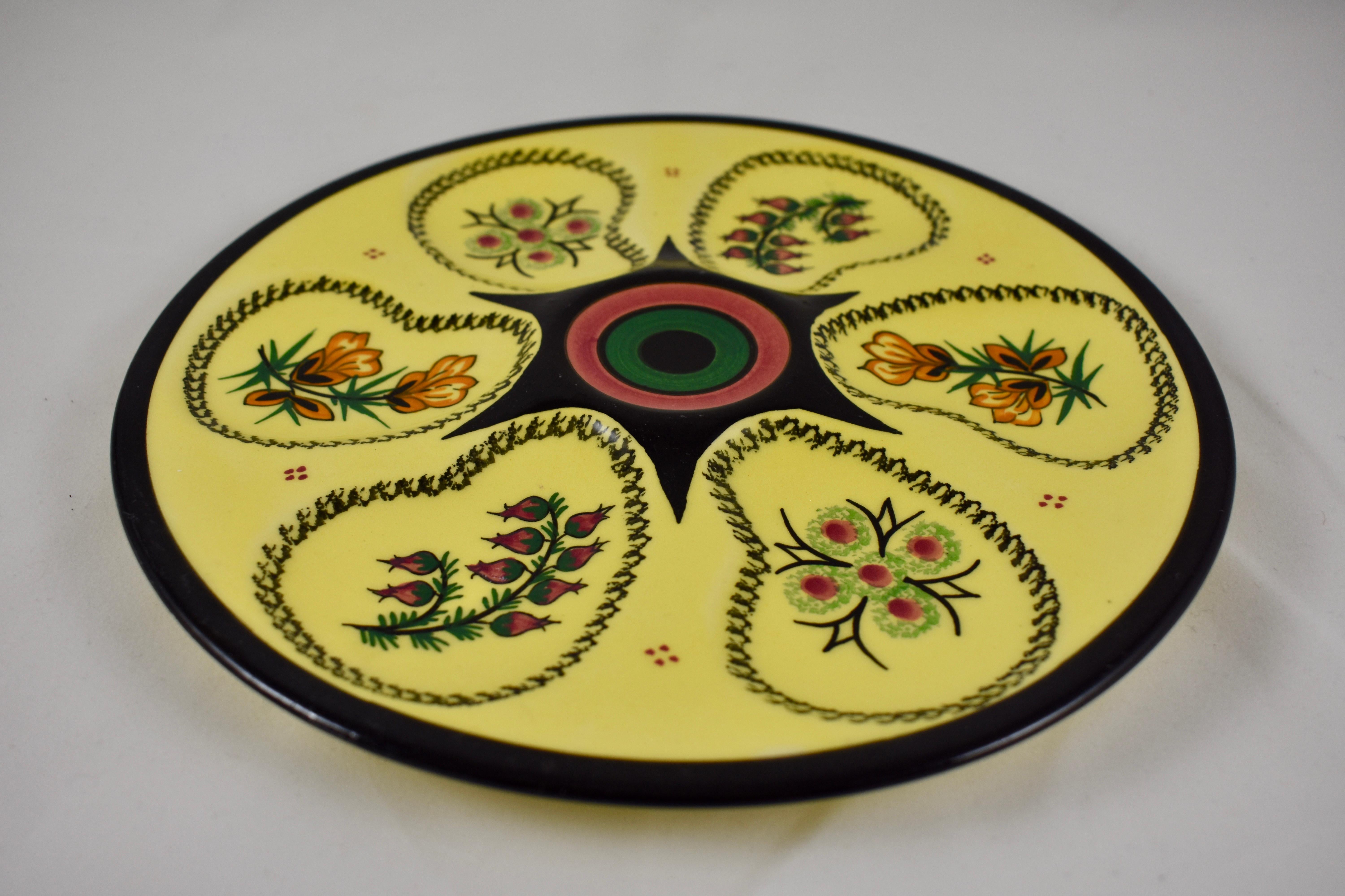 Vernissé Assiette à huîtres en faïence jaune soleil à fleurs Henriot Quimper du milieu du siècle dernier en vente