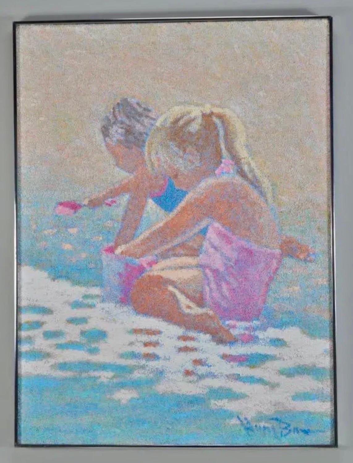 Bambini che giocano sulla spiaggia 
Olio su tela con texture
Firmato a mano in basso a destra
Immagine: H. 40 x L. 30 pollici; cornice: H. 40,5 x L. 30,5 pollici

Questo ritrae un bambino e una bambina che giocano nella sabbia con un secchiello e