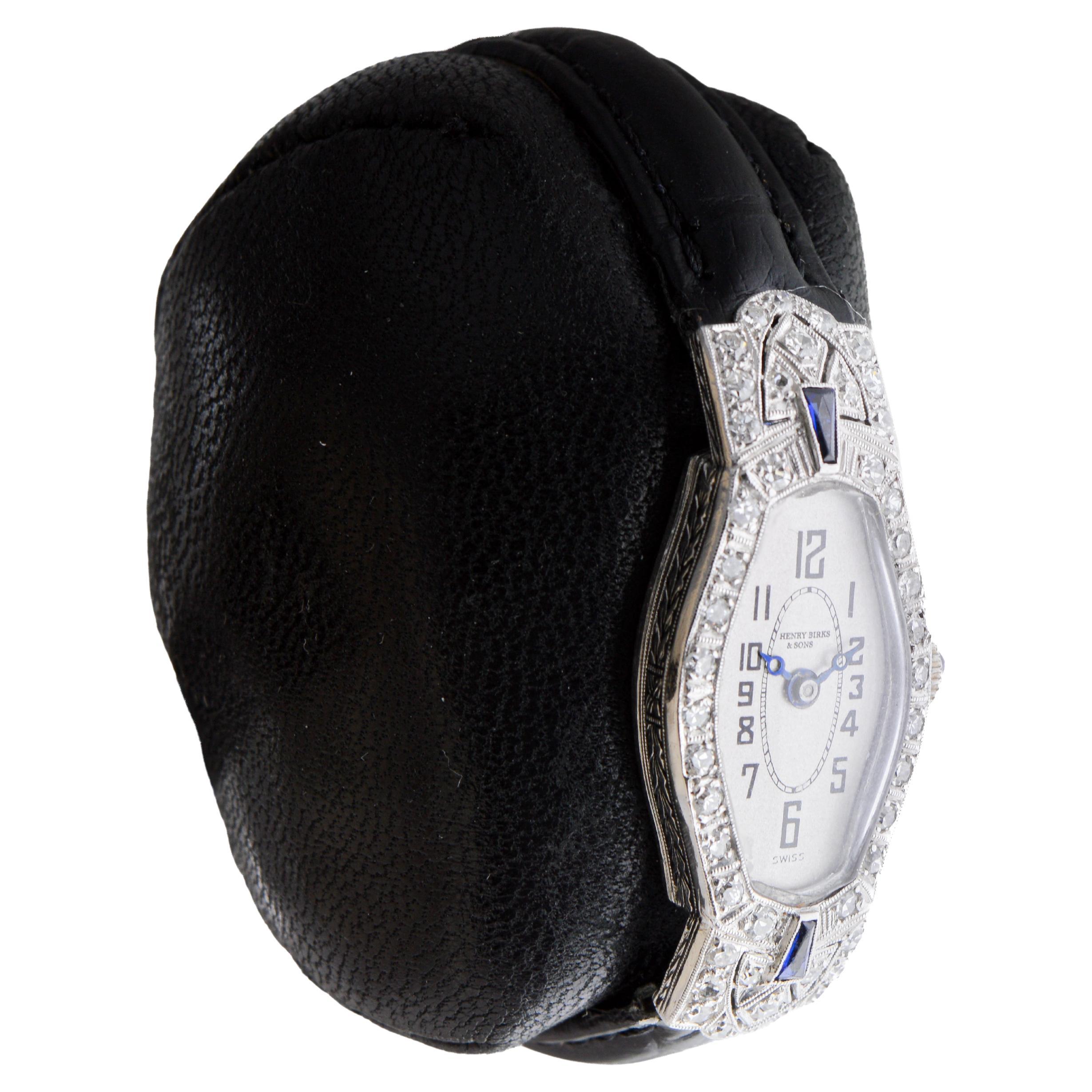 FABBRICA / CASA: Henry Birks & Son 
STILE / RIFERIMENTO: Art Deco / Orologio con diamanti
METALLO / MATERIALE: Platino e diamanti
CIRCA / ANNO: 1920
DIMENSIONI: Lunghezza 41 mm 