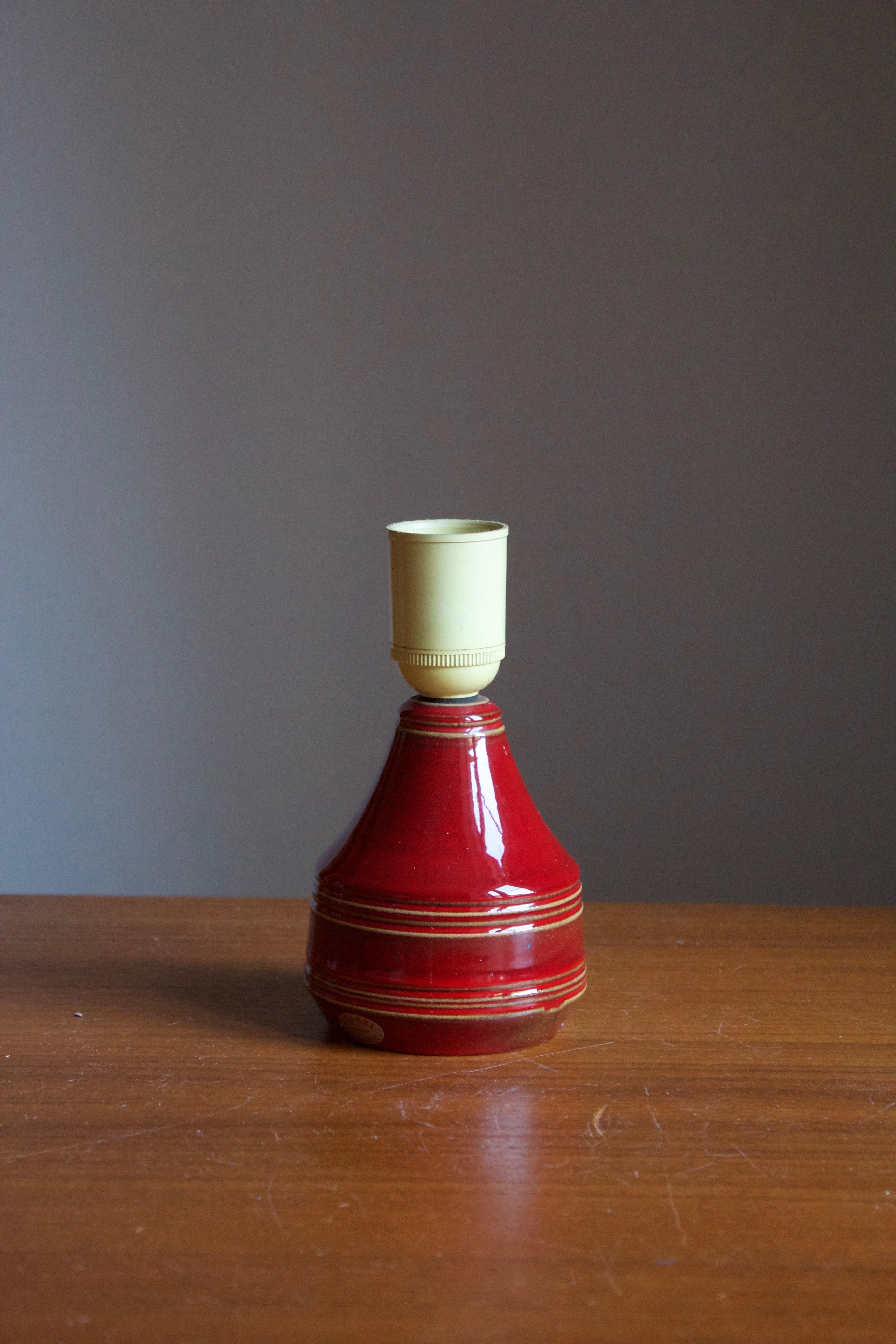 Mid-Century Modern Henry Brandi, Small Table Lamp, Red Glazed Stoneware, Vejbystrand, Sweden, 1960s