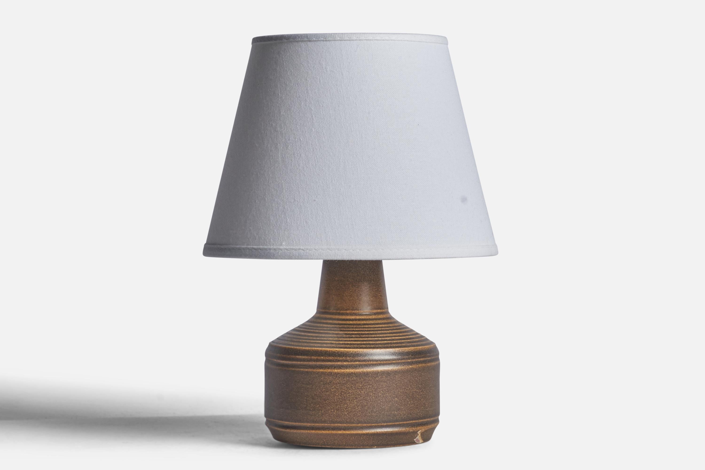 A brown-glazed stoneware table lamp designed and produced by Henry Brandi, Vejbystrand, Sweden, c. 1960s.

Dimensions of Lamp (inches):8.5” H x 4.75” Diameter
Dimensions of Shade (inches): 5” Top Diameter x 8” Bottom Diameter x 6” H 
Dimensions of