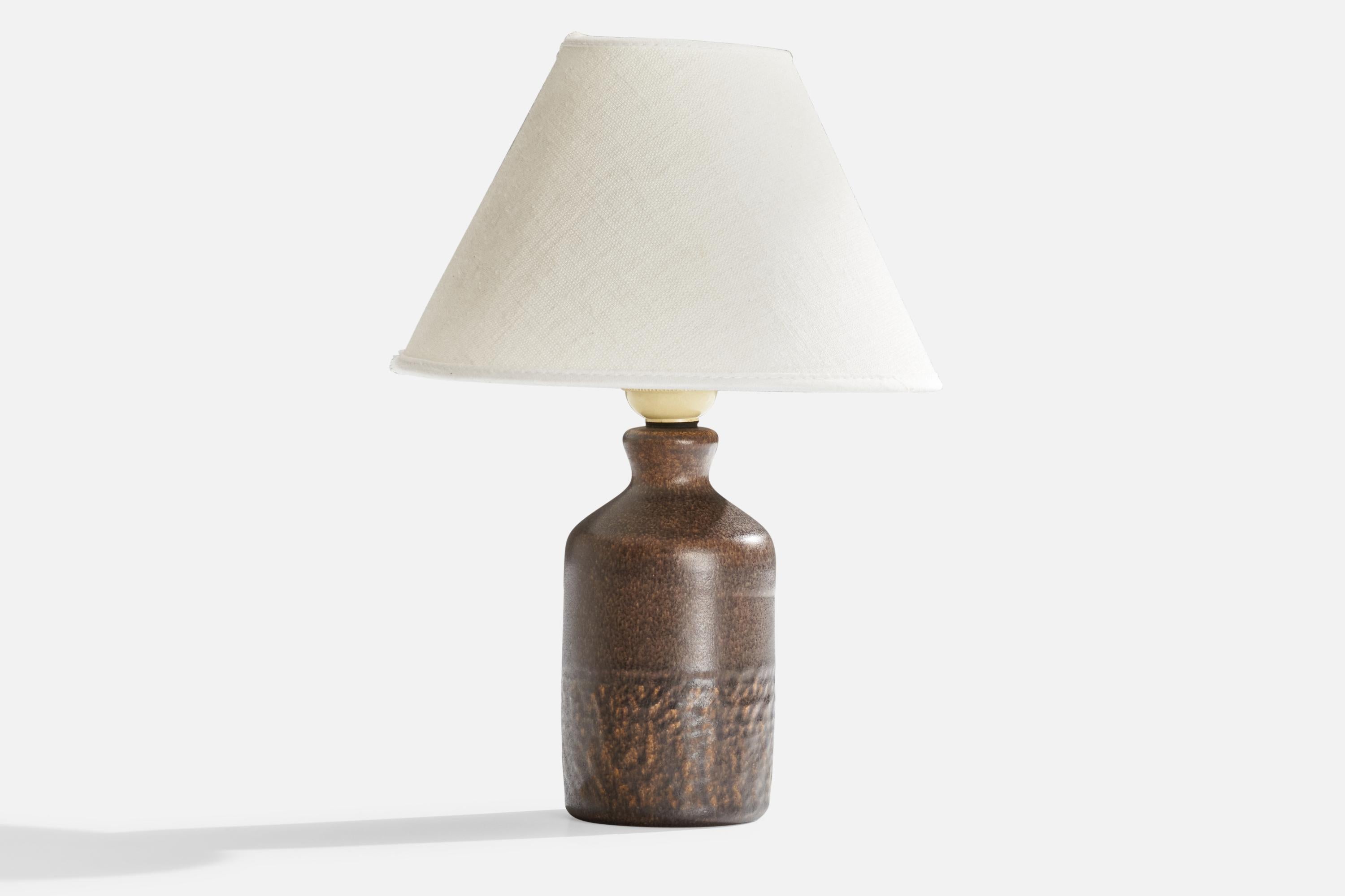 Lampada da tavolo in ceramica smaltata marrone progettata e prodotta da Henry Brandi, Vejbystrand, Svezia, anni '60 circa.

Dimensioni della lampada (pollici): 8