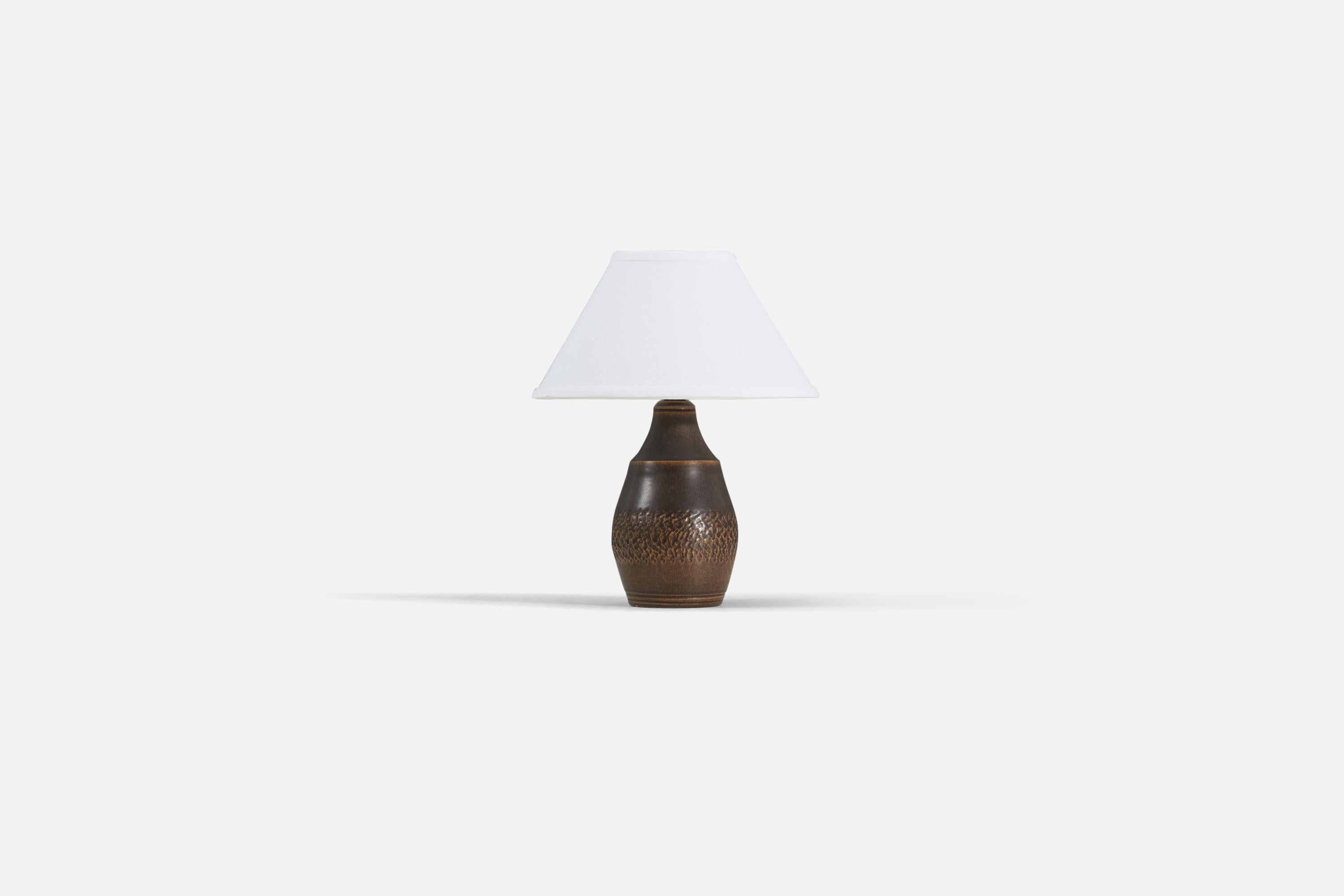 A brown-glazed stoneware table lamp designed by Henry Brandi, and produced by his own firm, Brandi Vejbystrand, Sweden, 1960s. Marked and labeled. 

Sold without lampshade.

Measurements listed are of lamp.
Shade : 4.5 x 10.25 x 6
Lamp with