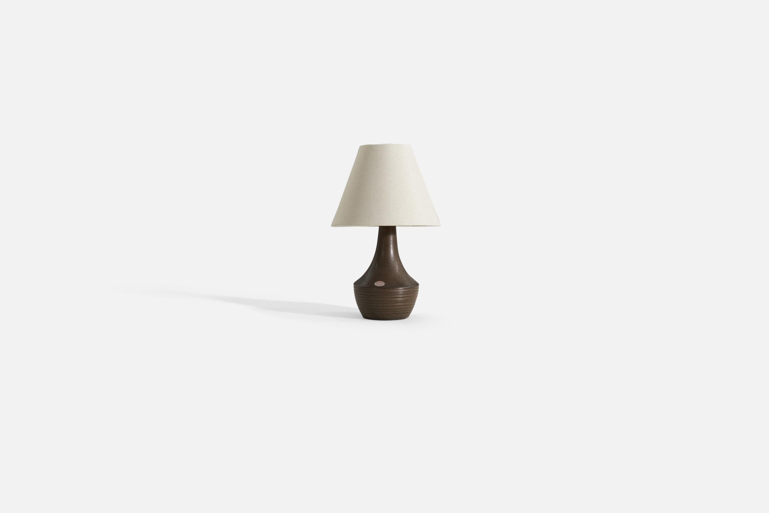 Lampe de table en grès émaillé brun conçue par Henry Brandi et produite par sa propre entreprise, Brandi Vejbystrand, Suède, années 1960. Marqué et étiqueté. 

Vendu sans abat-jour. 

Les mesures indiquées sont celles de la lampe.
Abat-jour :