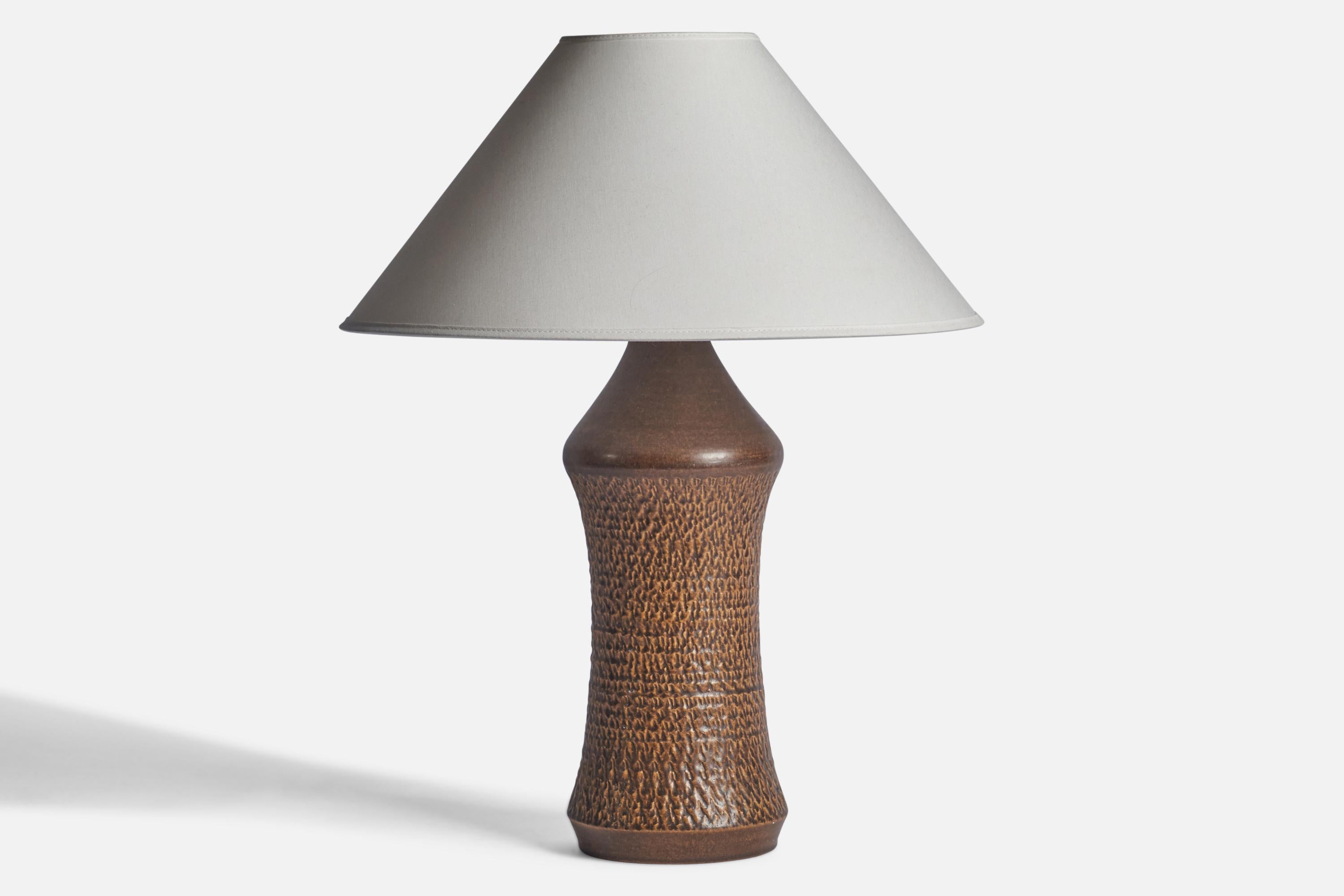 A brown-glazed incised table lamp designed and produced by Henry Brandi, Sweden, 1960s.

Dimensions of Lamp (inches): 16