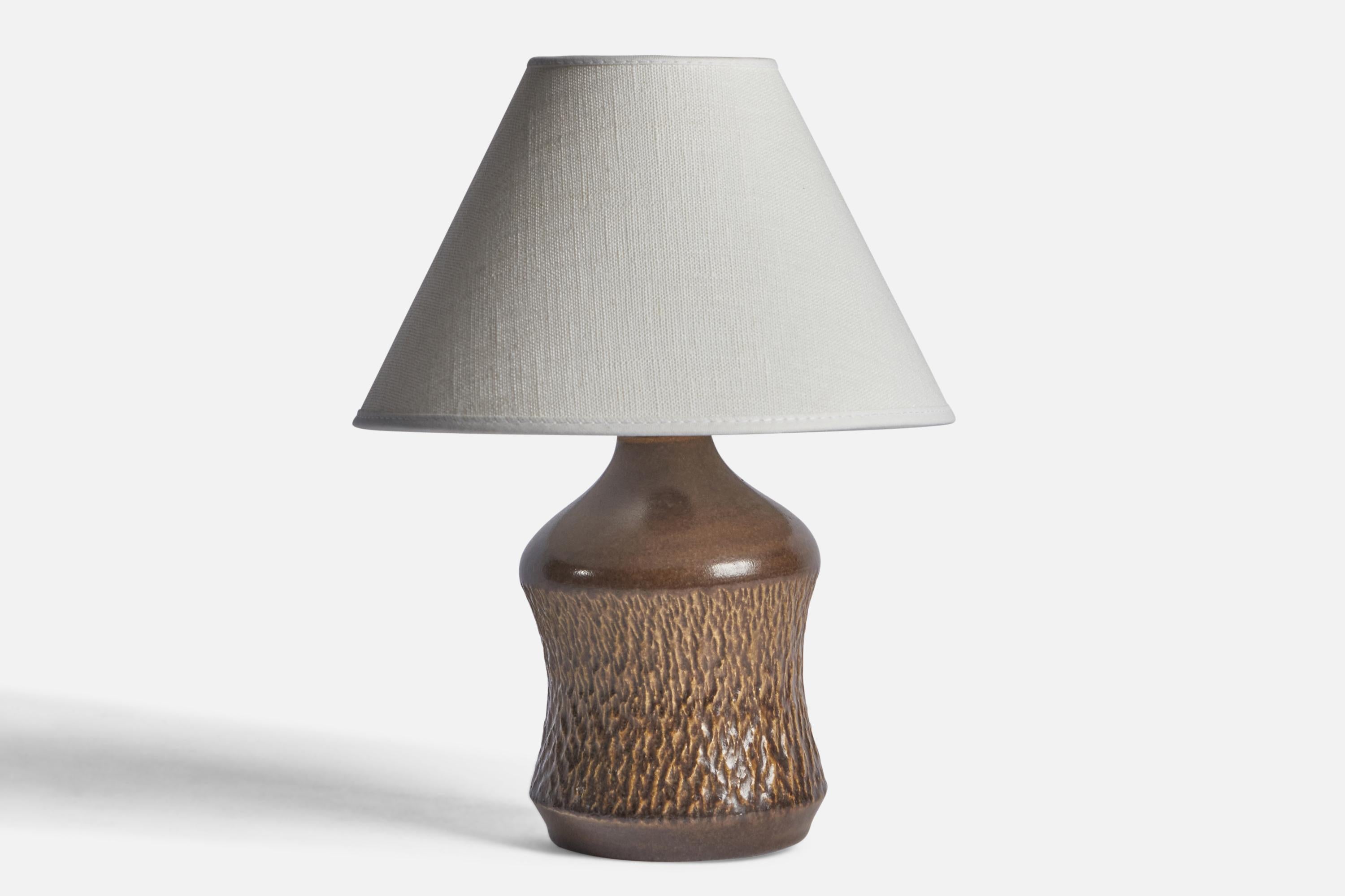 A brown-glazed stoneware table lamp designed and produced by Henry Brandi, Vejbystrand, Sweden, c. 1960s.

Dimensions of Lamp (inches): 8” H x 4” Diameter
Dimensions of Shade (inches): 3” Top Diameter x 8” Bottom Diameter x 5” H 
Dimensions of Lamp