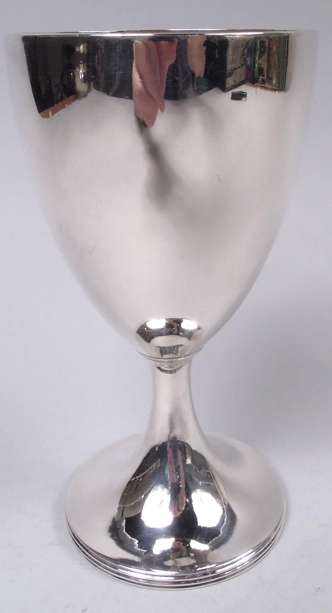 Calice in argento sterling di Giorgio III. Realizzato da Henry Chawner a Londra nel 1787. Ciotola ovoidale e piede rialzato e ribassato. Interno dorato. Risparmia il neoclassicismo georgiano per un'annata storica. Completamente marcato. Peso: 5.8