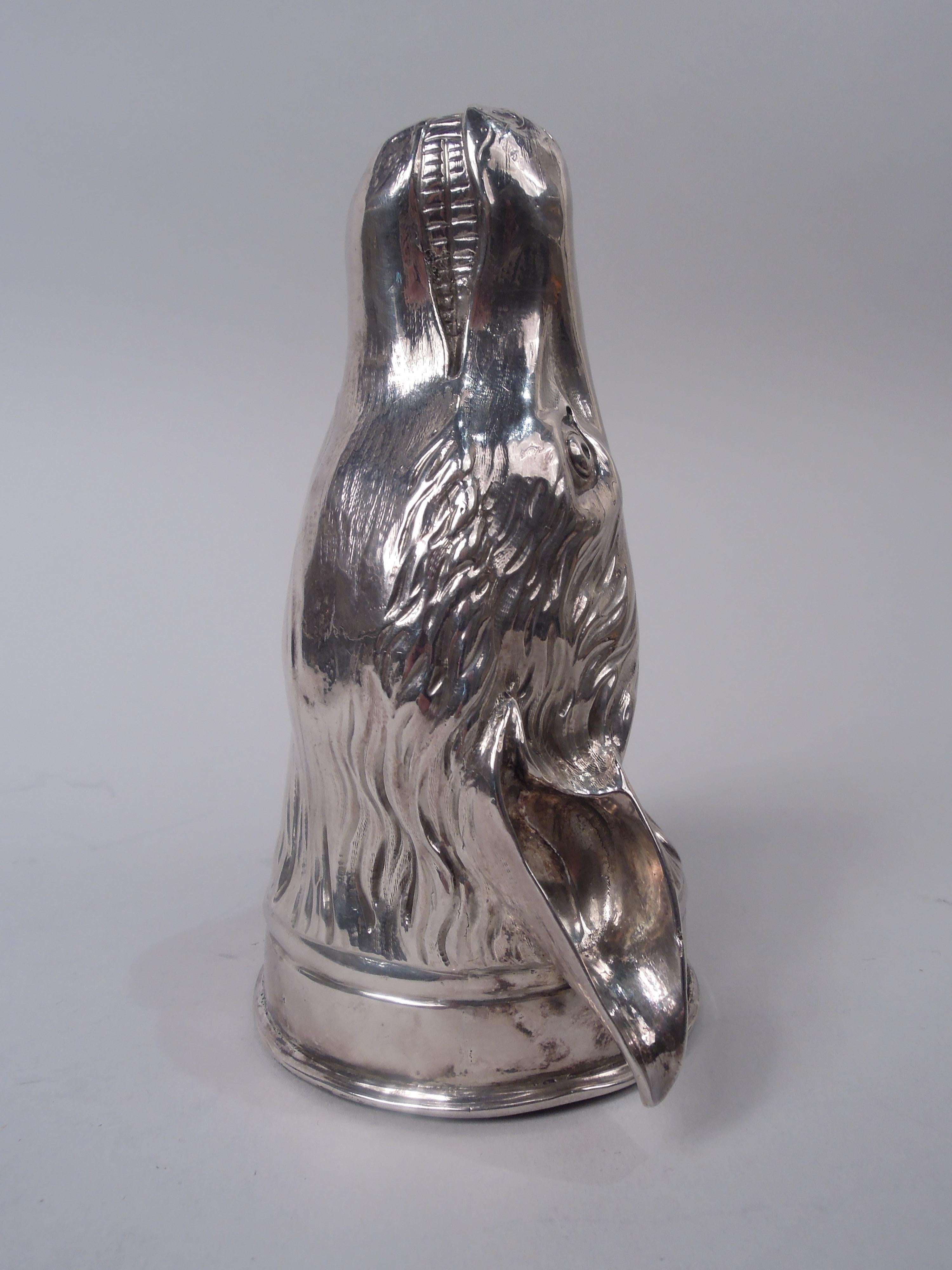 Copa estribo de plata de ley Jorge III. Fabricado por Henry Chawner en Londres en 1788. Una cabeza de zorro baja y puntiaguda, con las orejas flexionadas hacia atrás y los dientes desnudos, que expresan una alegría correteadora. Es probable que la