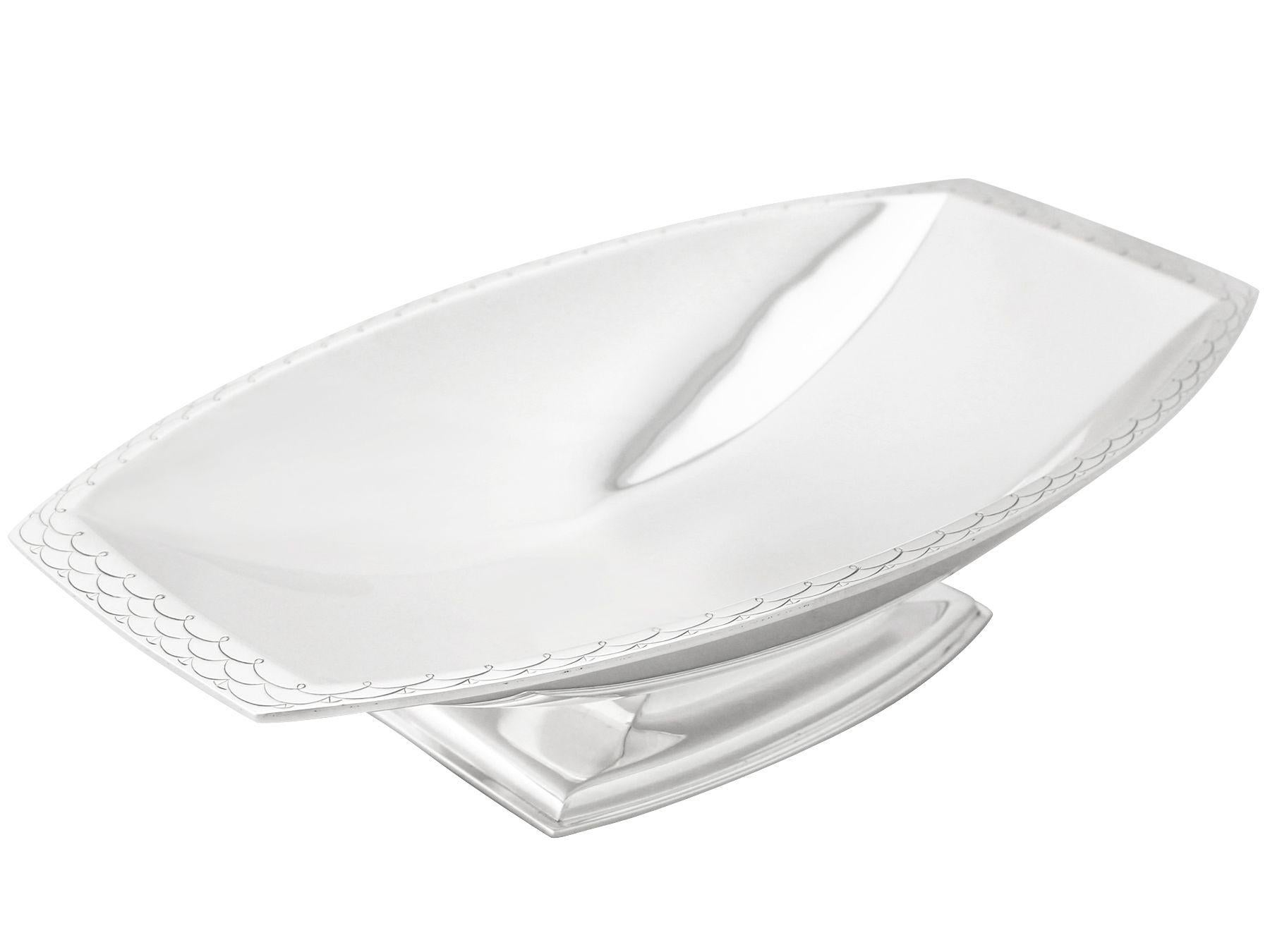 An exceptional, fine and impressive antique George VI English sterling silver bread dish in the Art Deco style; an addition to our range of ornamental silverware.

This exceptional antique George VI sterling silver bread dish has a rounded