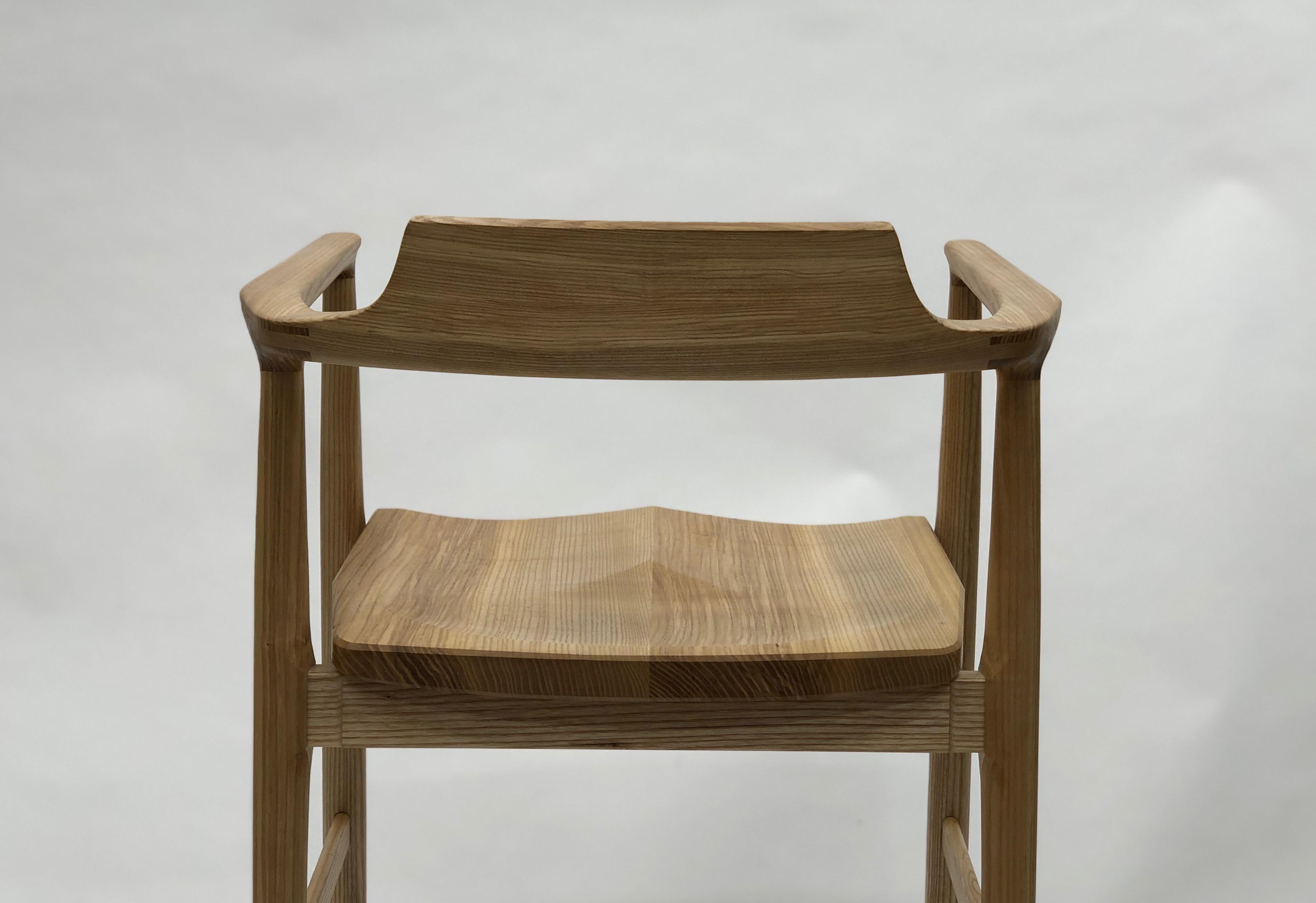 Henry, der Sessel, ist ein Originalentwurf von Brian Holcombe. Ergonomisch auf die menschlichen Proportionen abgestimmt, bietet dieser Stuhl einen hohen Sitzkomfort.

Diese Stühle sind individuell handgefertigt und können auf Anfrage in