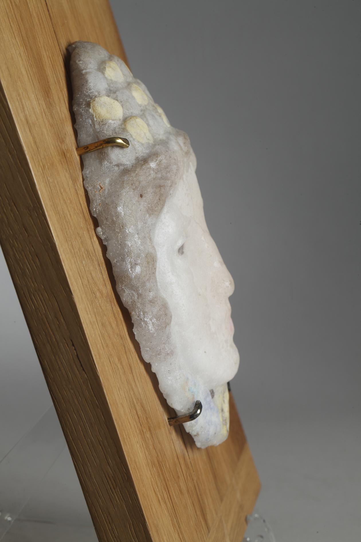Máscara femenina antigua - Figurative Sculpture Marrón de Henry Cros