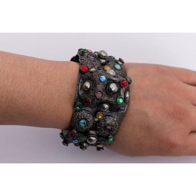 Henry - Dark silvery metal cuff bracelet paved with multicoloured rhinestones and grey pearly beads.

Additional information:
Condition: Very good condition
Dimensions: Circumference: 17 cm (6.69 in) - Opening: 1.5 cm (0.59 in) - Height: 6 cm (2.36