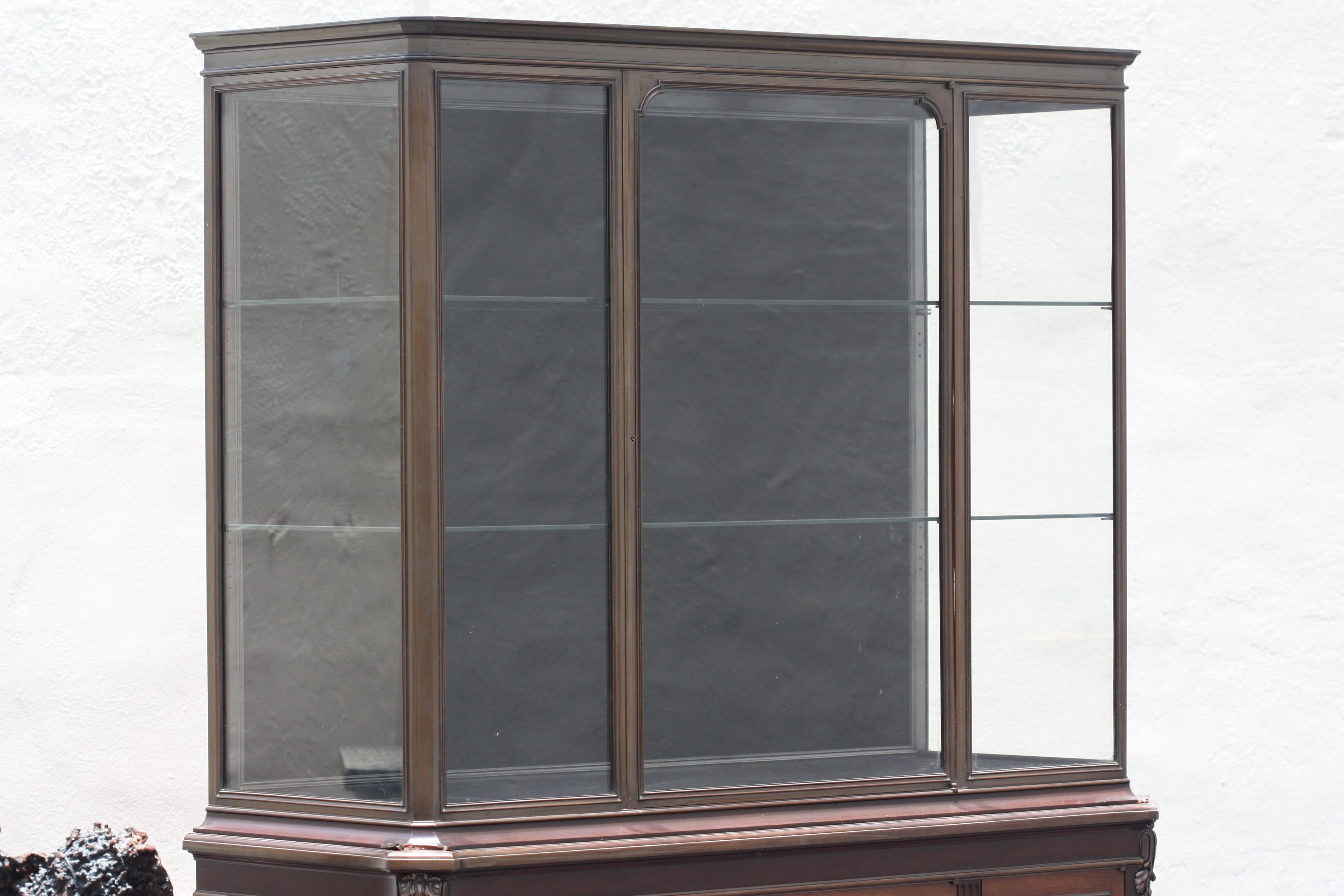 Henry DASSON (1825-1896)
Une vitrine
Acajou avec partie supérieure en bronze patiné, 
signé et daté Henry Dasson & Cie, 1889 à la bordure moulée du côté droit, les carcasses estampillées HENRY DASSON 1889. 
Hauteur 5 ft. 11.5