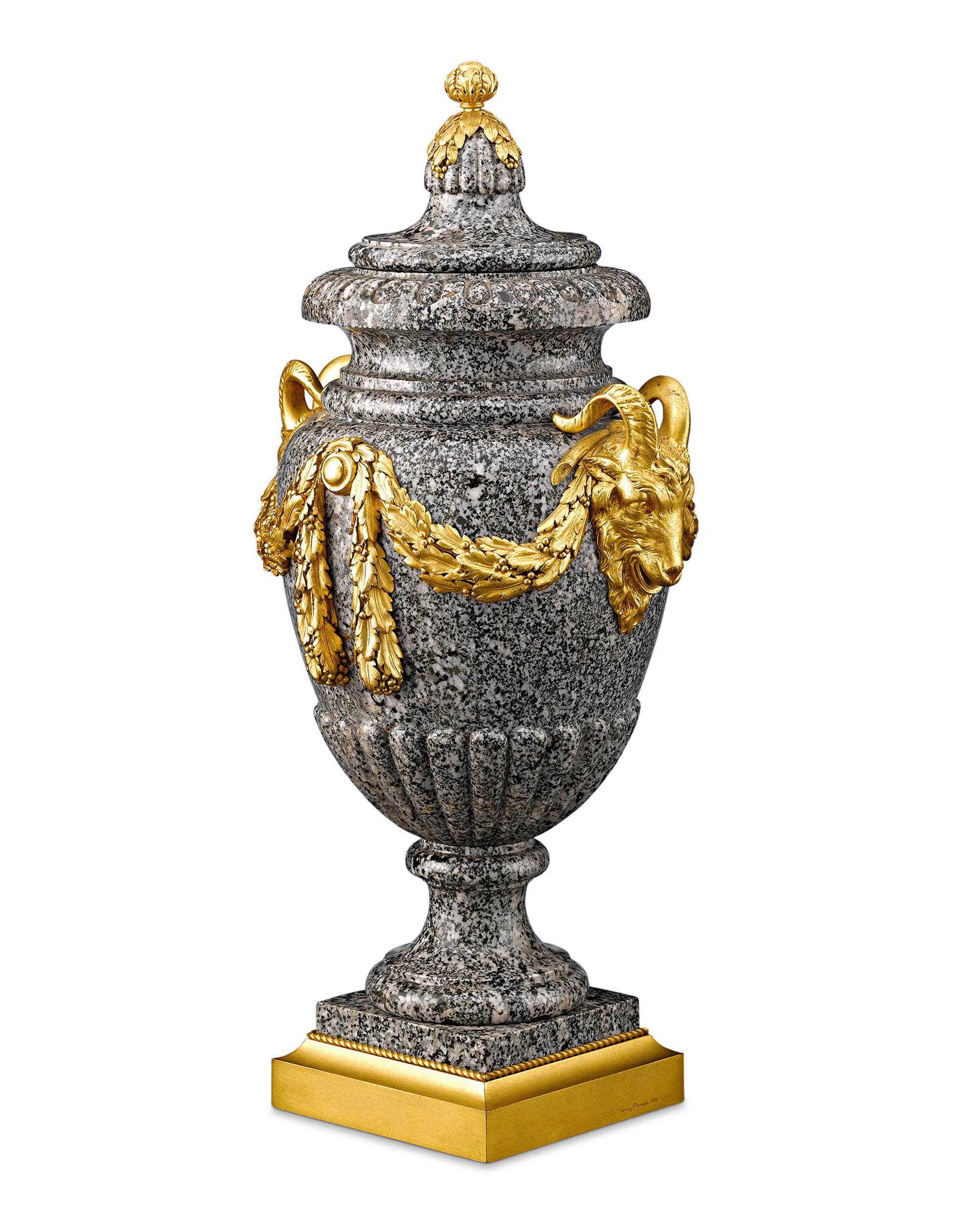Neoclassico Urne in bronzo e granito egiziano di Henry Dasson in vendita