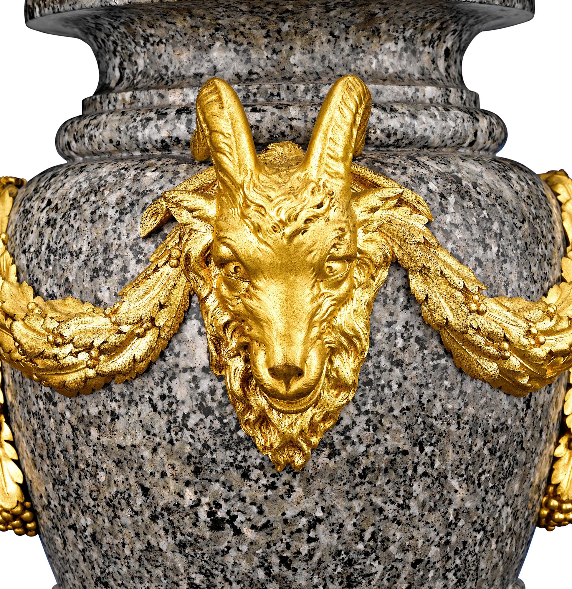 Francese Urne in bronzo e granito egiziano di Henry Dasson in vendita
