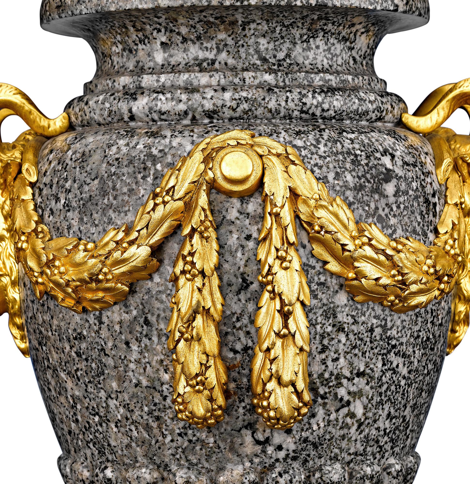 Urne in bronzo e granito egiziano di Henry Dasson In condizioni ottime in vendita a New Orleans, LA