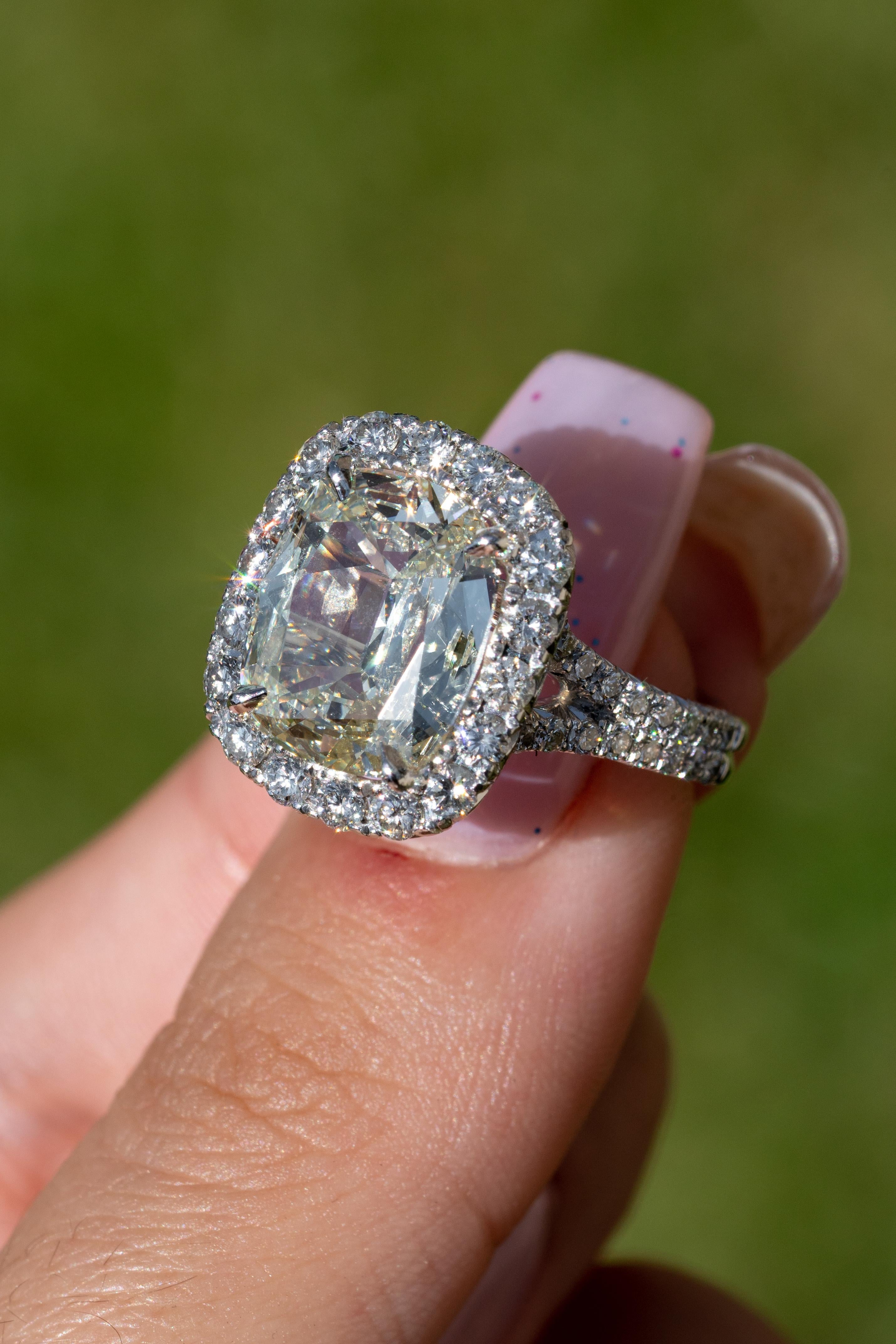 Henry Daussi Natürlicher Cushion Cut Diamant Halo Platin Verlobungsring Vorrätig Damen im Angebot