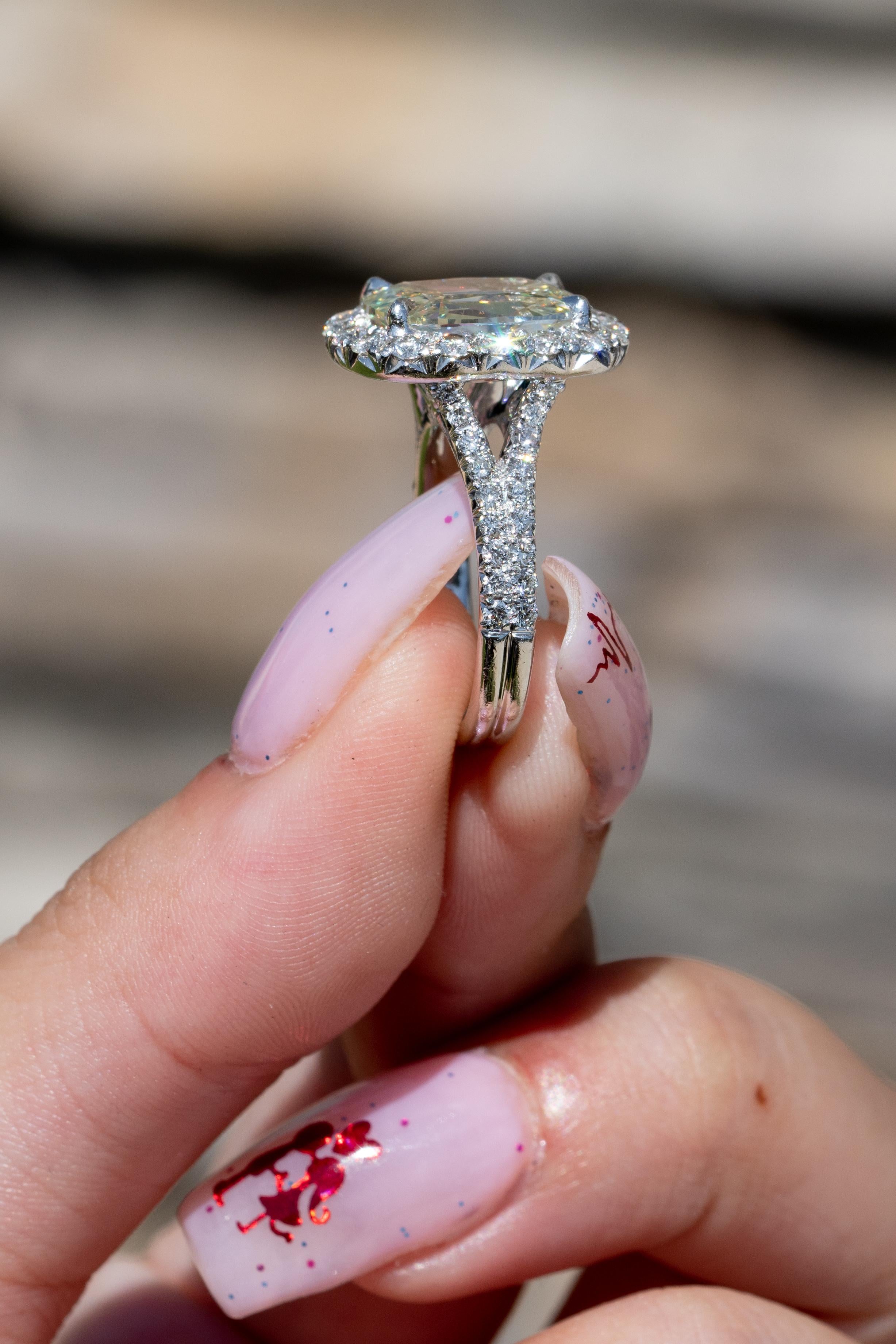 Henry Daussi Natürlicher Cushion Cut Diamant Halo Platin Verlobungsring Vorrätig im Angebot 1