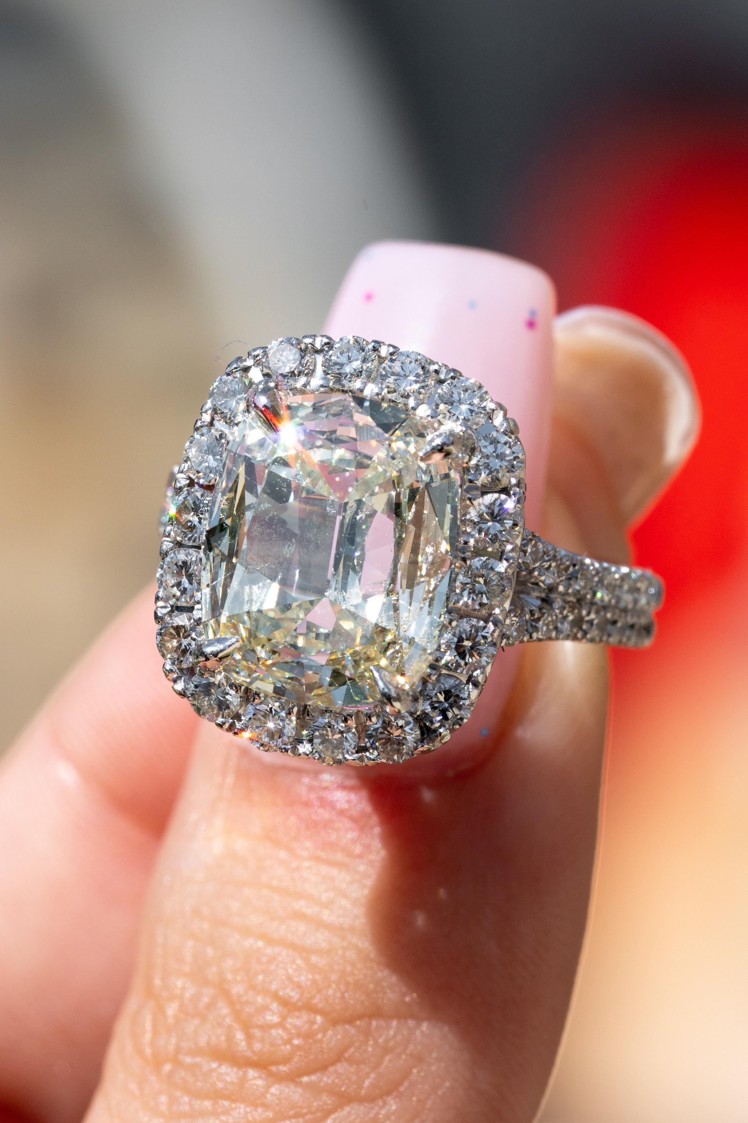 Henry Daussi Natürlicher Cushion Cut Diamant Halo Platin Verlobungsring Vorrätig im Angebot 3