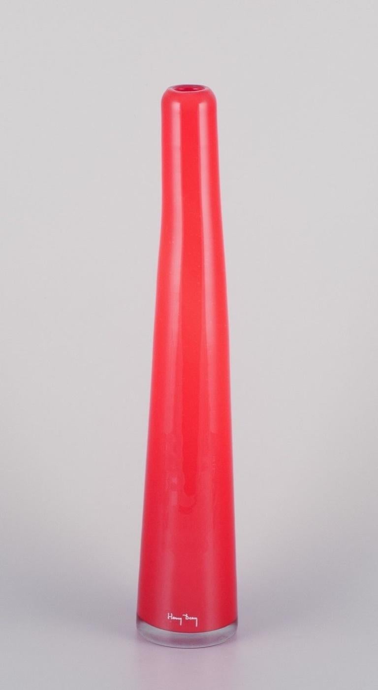 Henry Dean, belgischer Glaskünstler.
Hohe und schlanke Vase aus Kunstglas. Orangefarbenes Glas.
Mundgeblasen.
Aus den 2000er Jahren.
Perfekter Zustand.
Label.
Abmessungen: H 46,0 cm x T 8,0 cm.