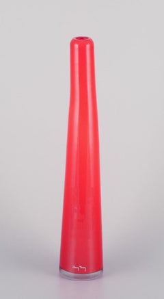 Henry Dean, belgischer Glaskünstler. Hohe und schlanke Vase aus Kunstglas. Orangefarbenes Glas.
