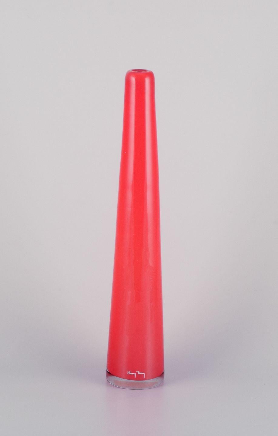 Henry Dean, artiste verrier belge.
Grand et mince vase en verre d'art. Verre orange.
Soufflé à la bouche.
Des années 2000.
Parfait état.
Label.
Dimensions : H 45,5 cm x P 8,0 cm : H 45,5 cm x P 8,0 cm.